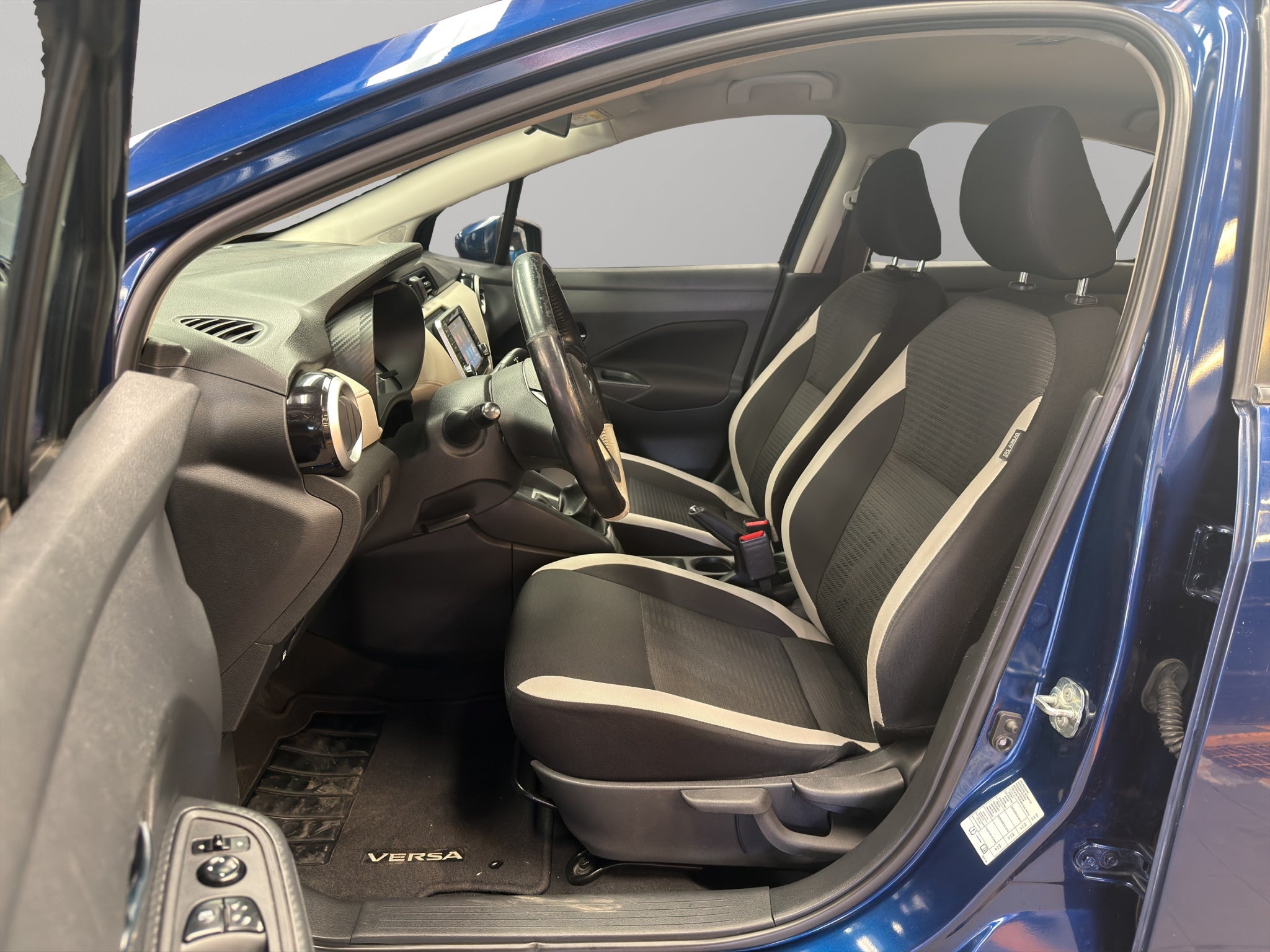 2021 Nissan Versa 4 pts. Advance, TM5, a/ac., VE, f. niebla, RA-16