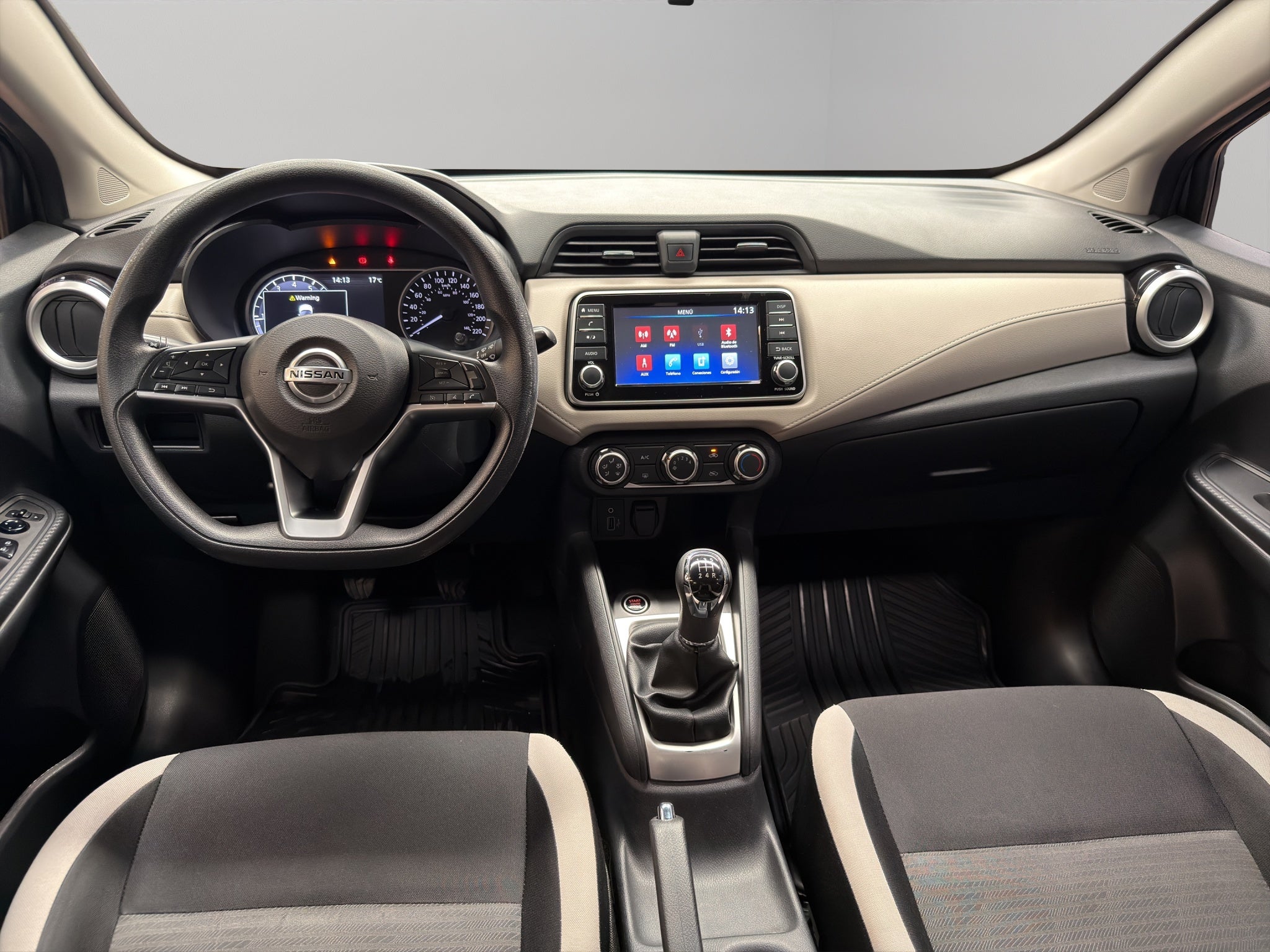 2022 Nissan Versa 4 pts. Advance, TM5, a/ac., VE, f. niebla, RA-16 (línea anterior)