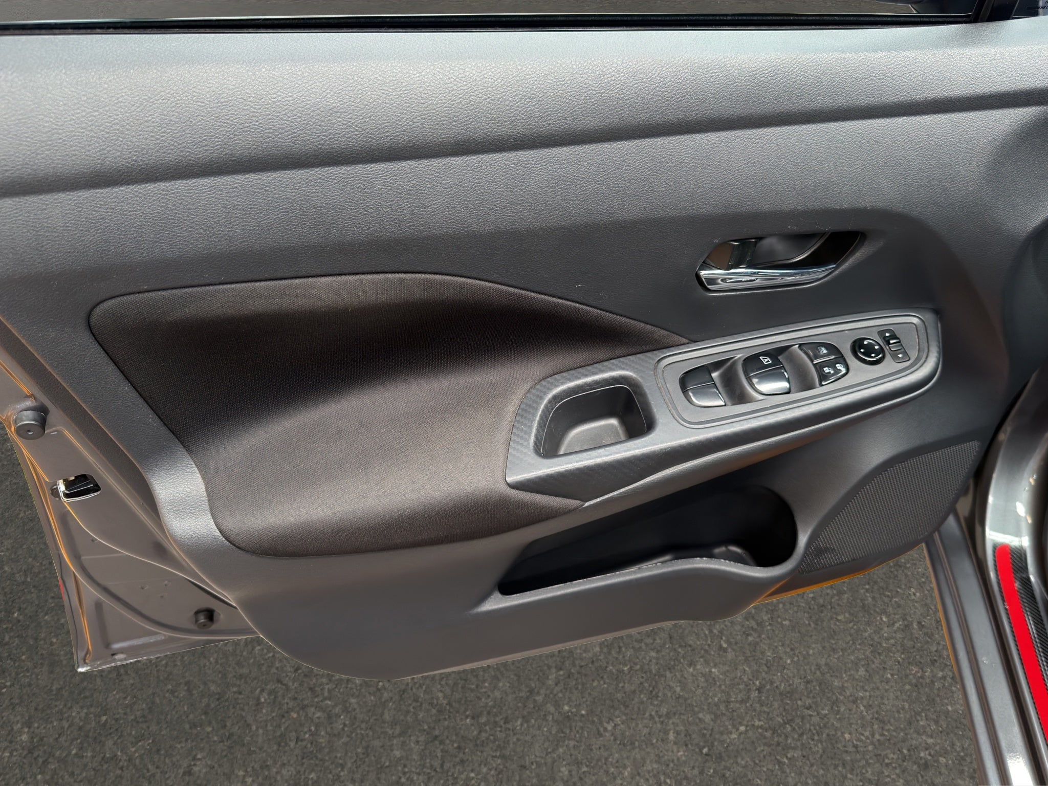 2022 Nissan Versa 4 pts. Advance, TM5, a/ac., VE, f. niebla, RA-16 (línea anterior)