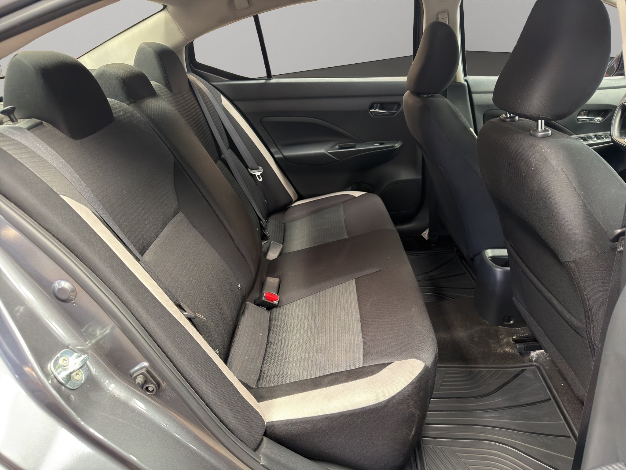 2022 Nissan Versa 4 pts. Advance, TM5, a/ac., VE, f. niebla, RA-16 (línea anterior)