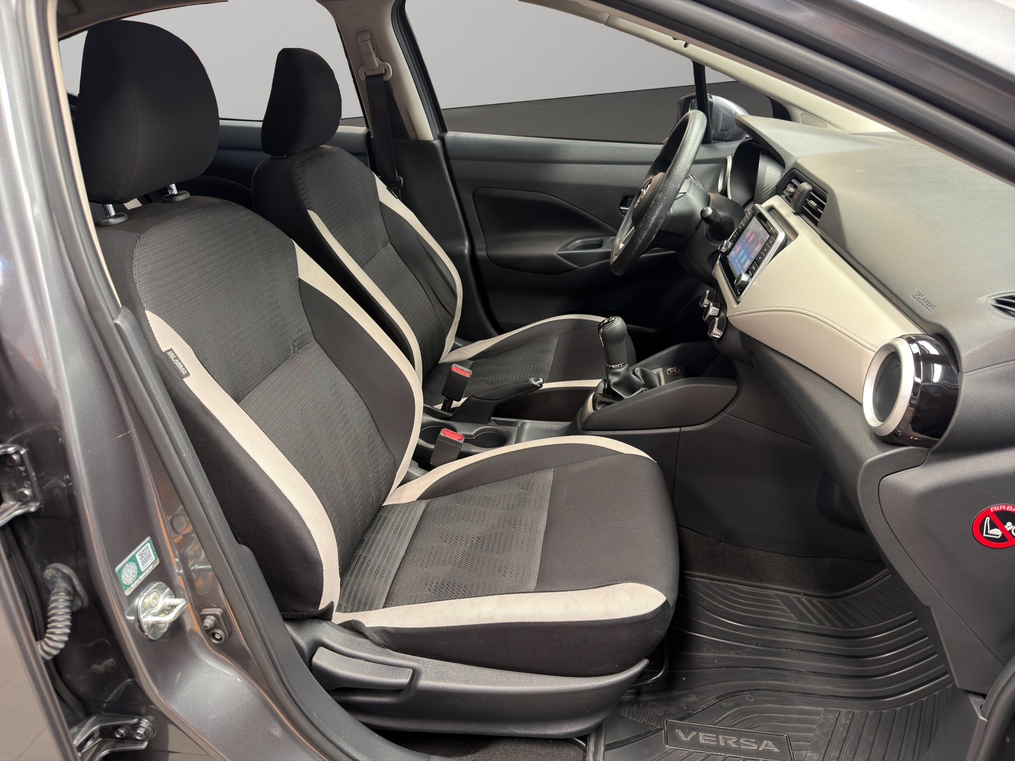 2022 Nissan Versa 4 pts. Advance, TM5, a/ac., VE, f. niebla, RA-16 (línea anterior)