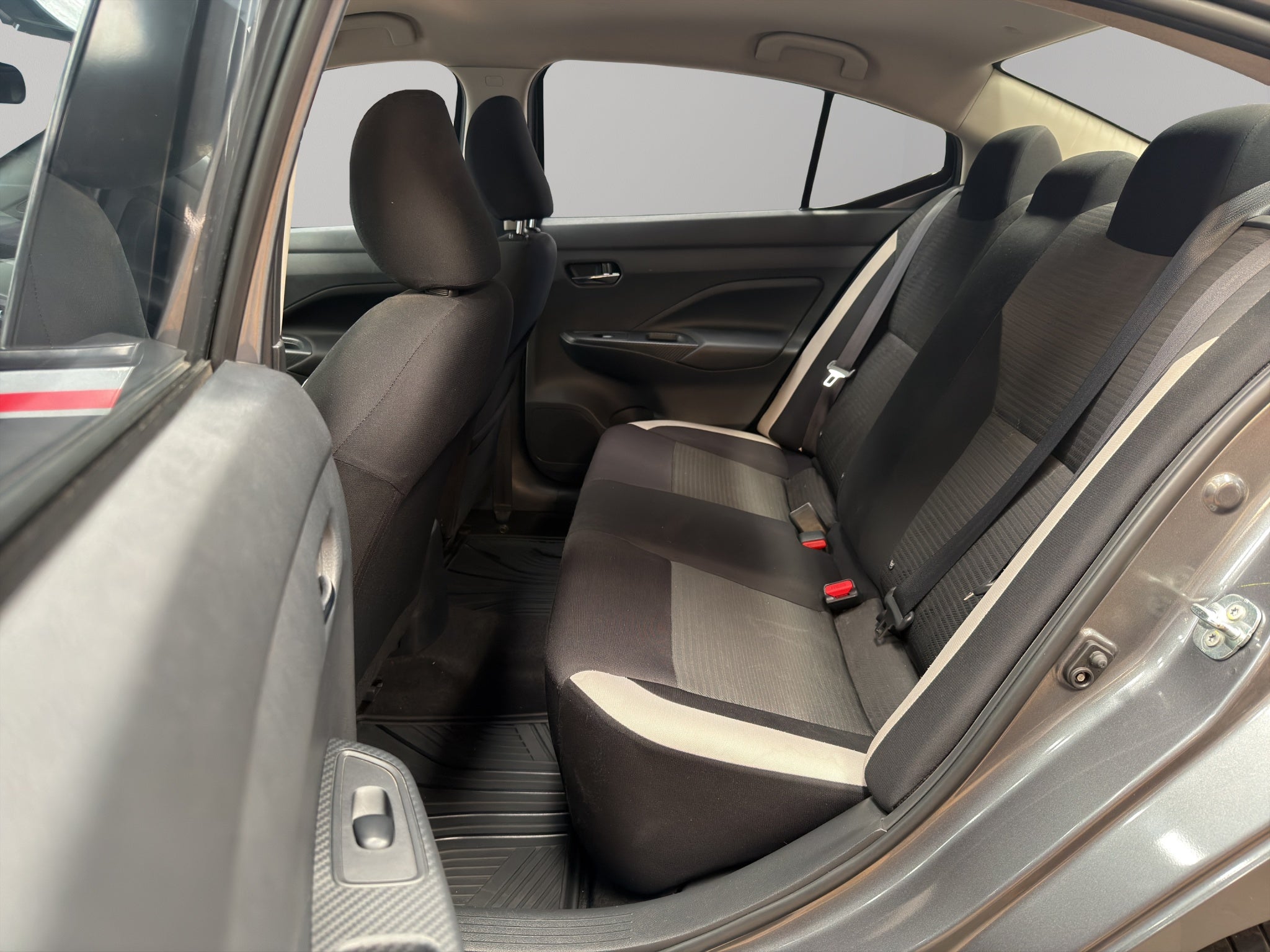 2022 Nissan Versa 4 pts. Advance, TM5, a/ac., VE, f. niebla, RA-16 (línea anterior)