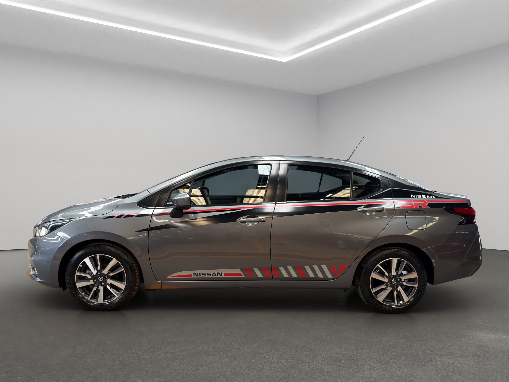 2022 Nissan Versa 4 pts. Advance, TM5, a/ac., VE, f. niebla, RA-16 (línea anterior)