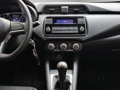 2022 Nissan Versa 4 pts. Sense, TM5, a/ac., VE, R-15 (línea anterior)