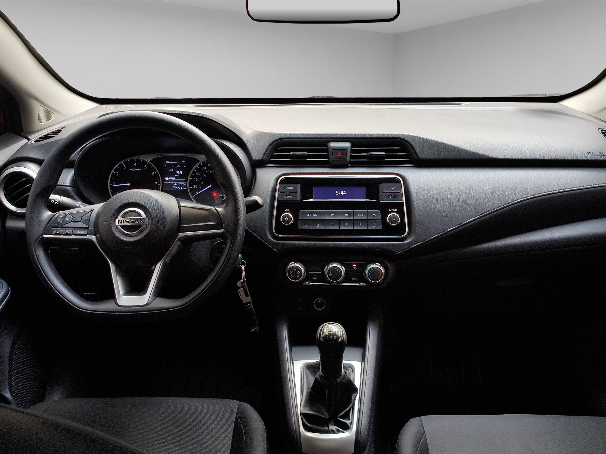 2022 Nissan Versa 4 pts. Sense, TM5, a/ac., VE, R-15 (línea anterior)