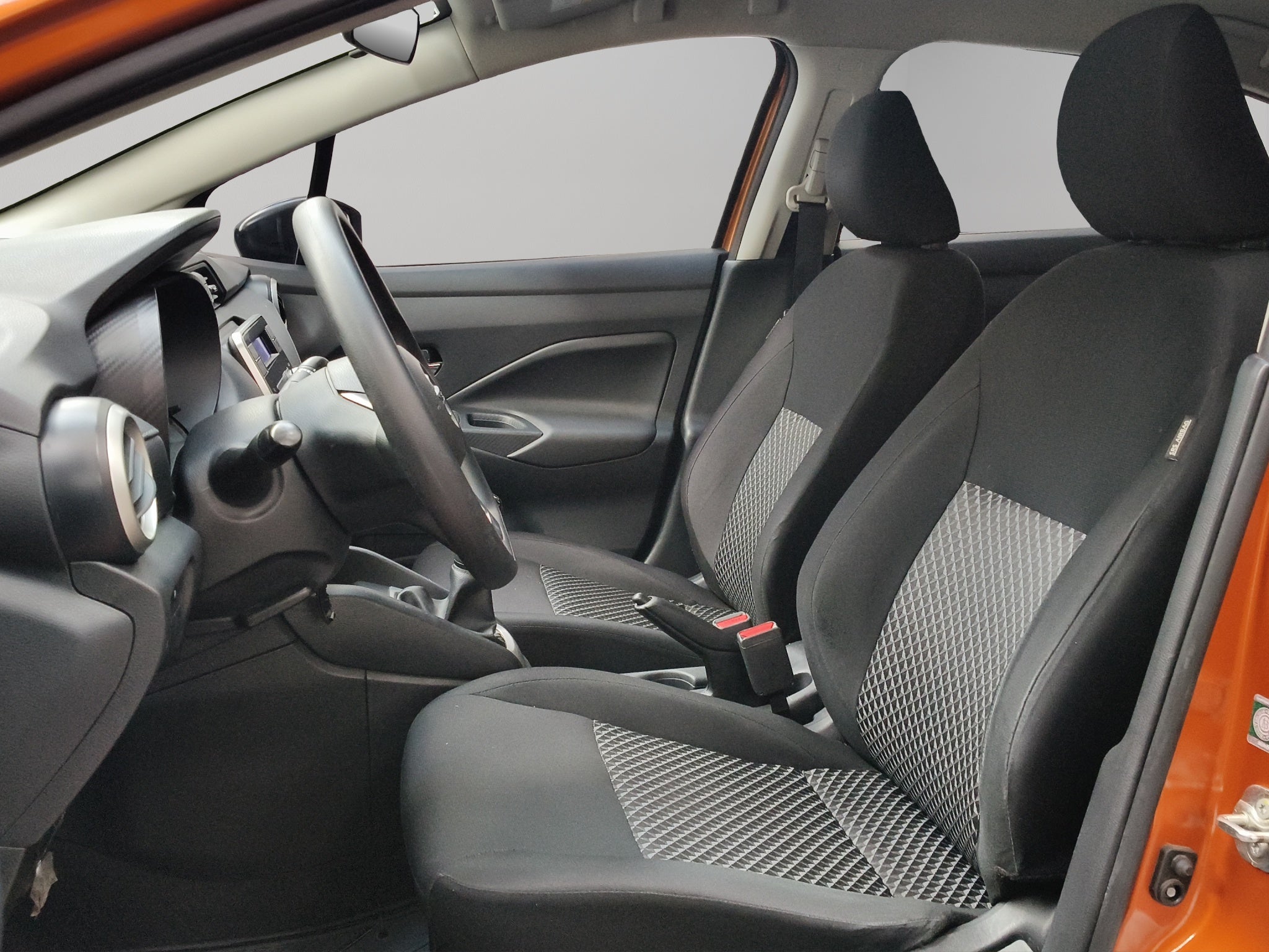 2022 Nissan Versa 4 pts. Sense, TM5, a/ac., VE, R-15 (línea anterior)