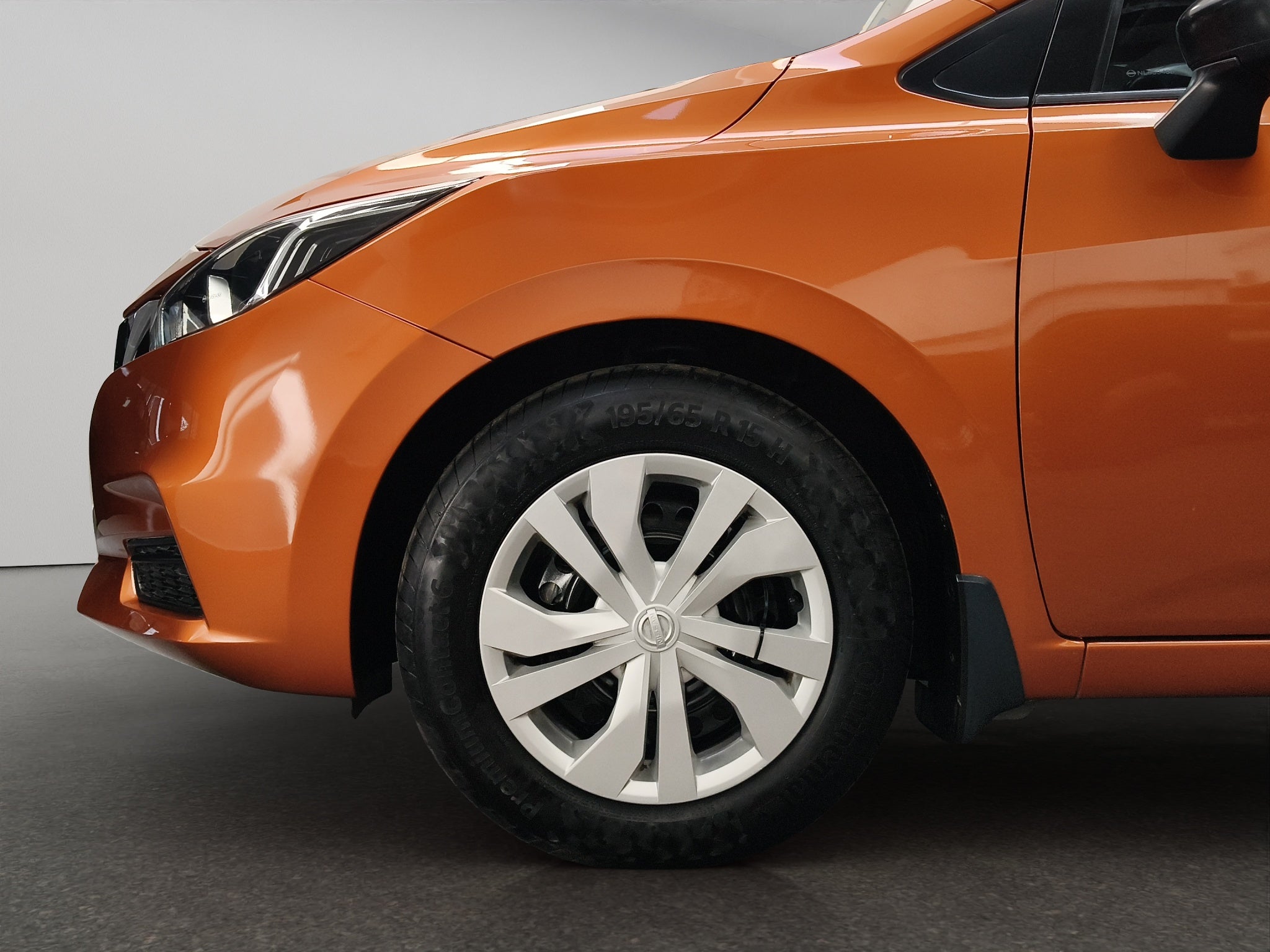 2022 Nissan Versa 4 pts. Sense, TM5, a/ac., VE, R-15 (línea anterior)