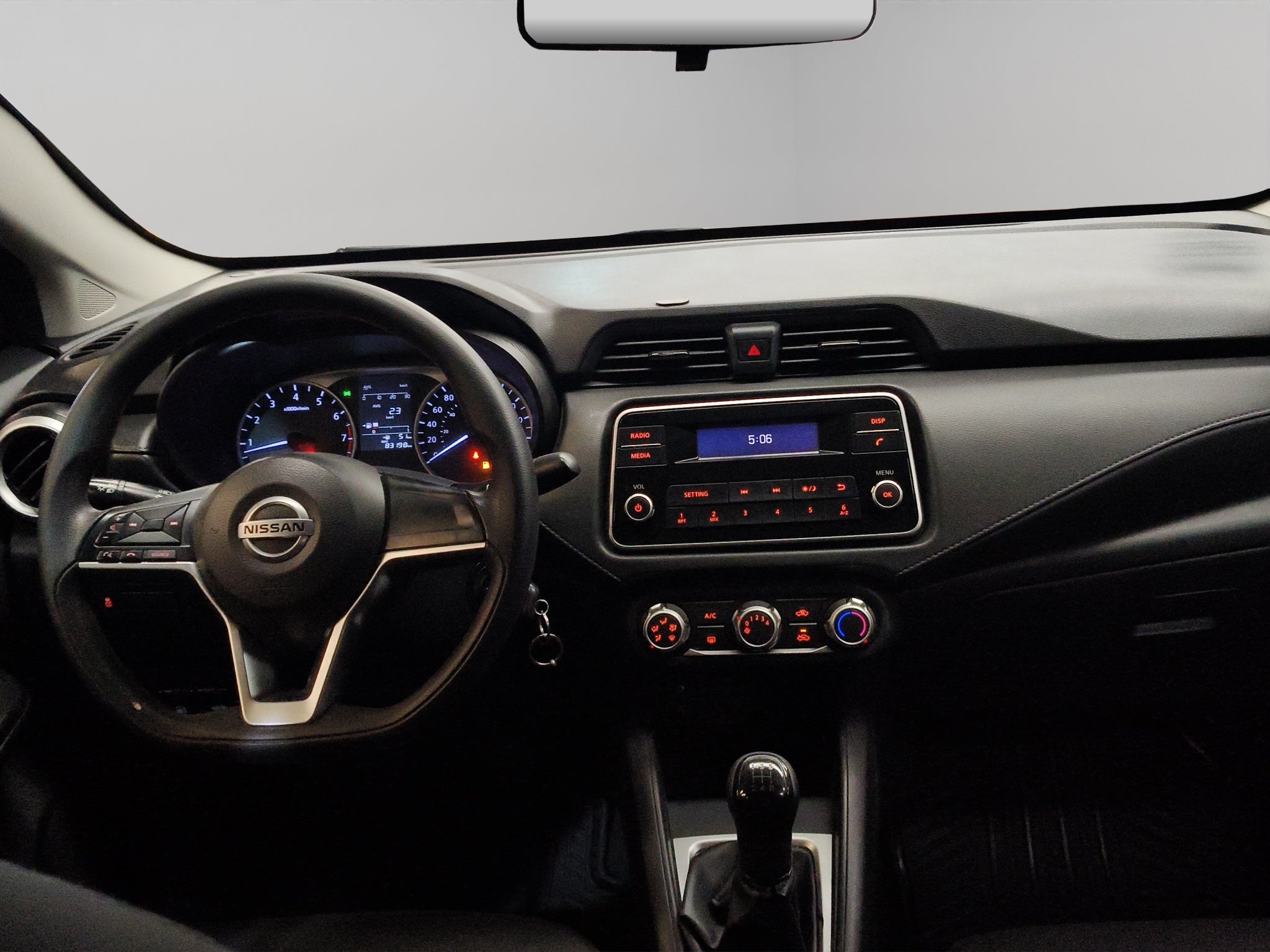 2022 Nissan Versa 4 pts. Sense, TM5, a/ac., VE, R-15 (línea anterior)