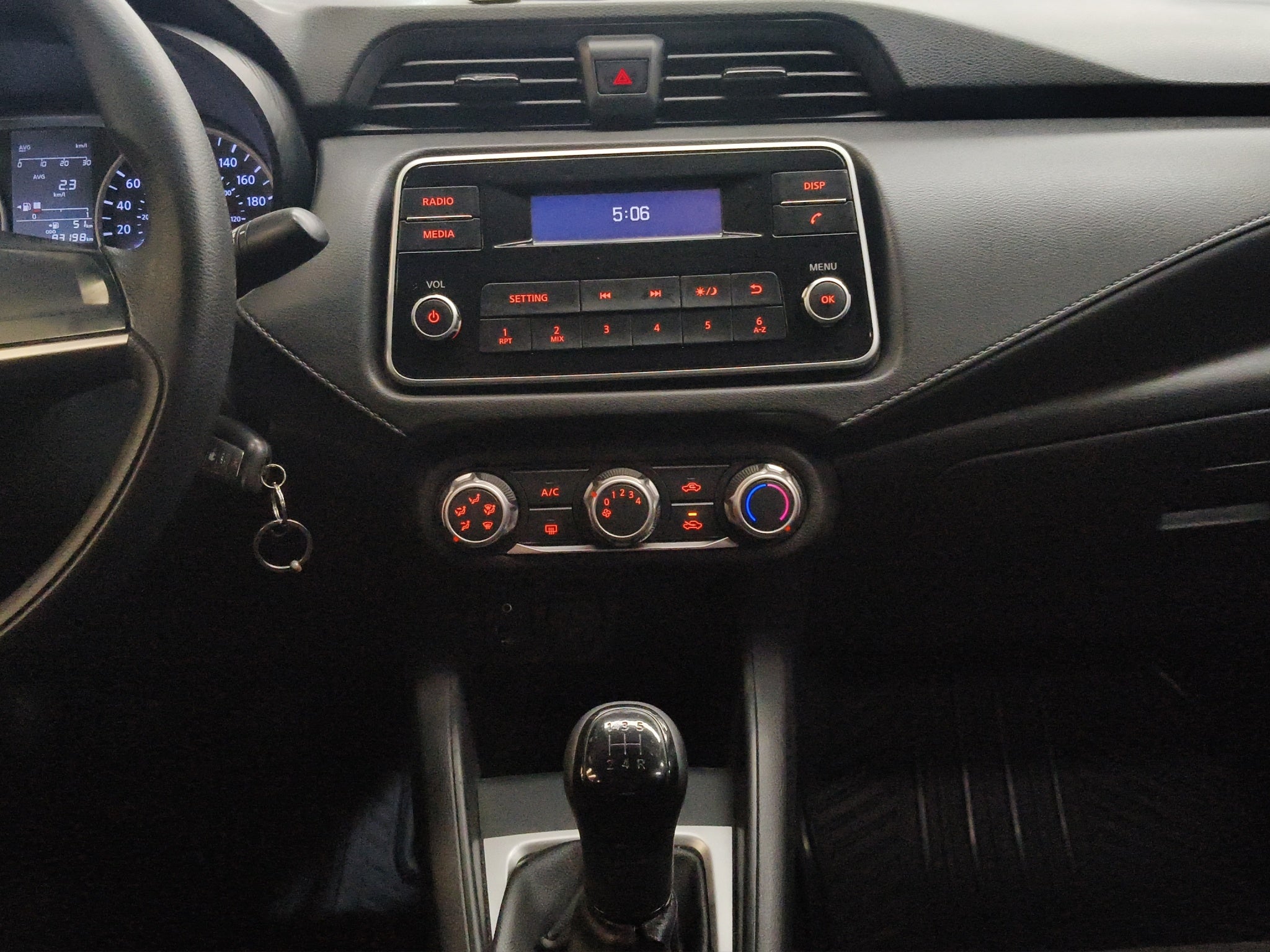 2022 Nissan Versa 4 pts. Sense, TM5, a/ac., VE, R-15 (línea anterior)