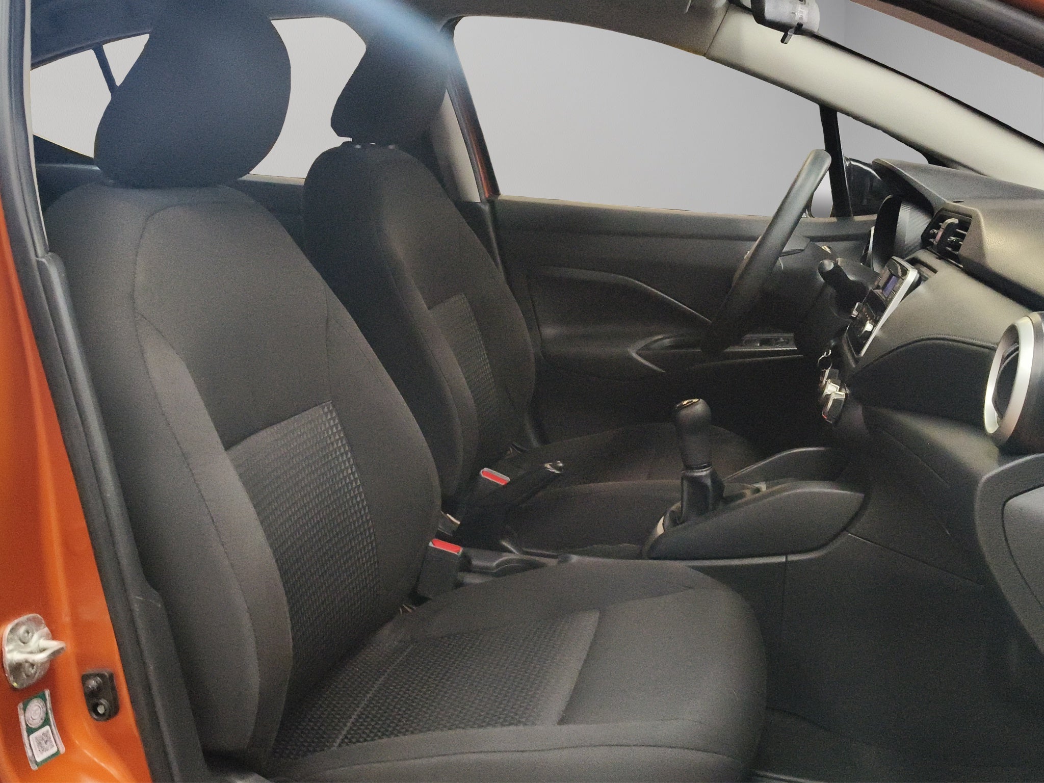 2022 Nissan Versa 4 pts. Sense, TM5, a/ac., VE, R-15 (línea anterior)