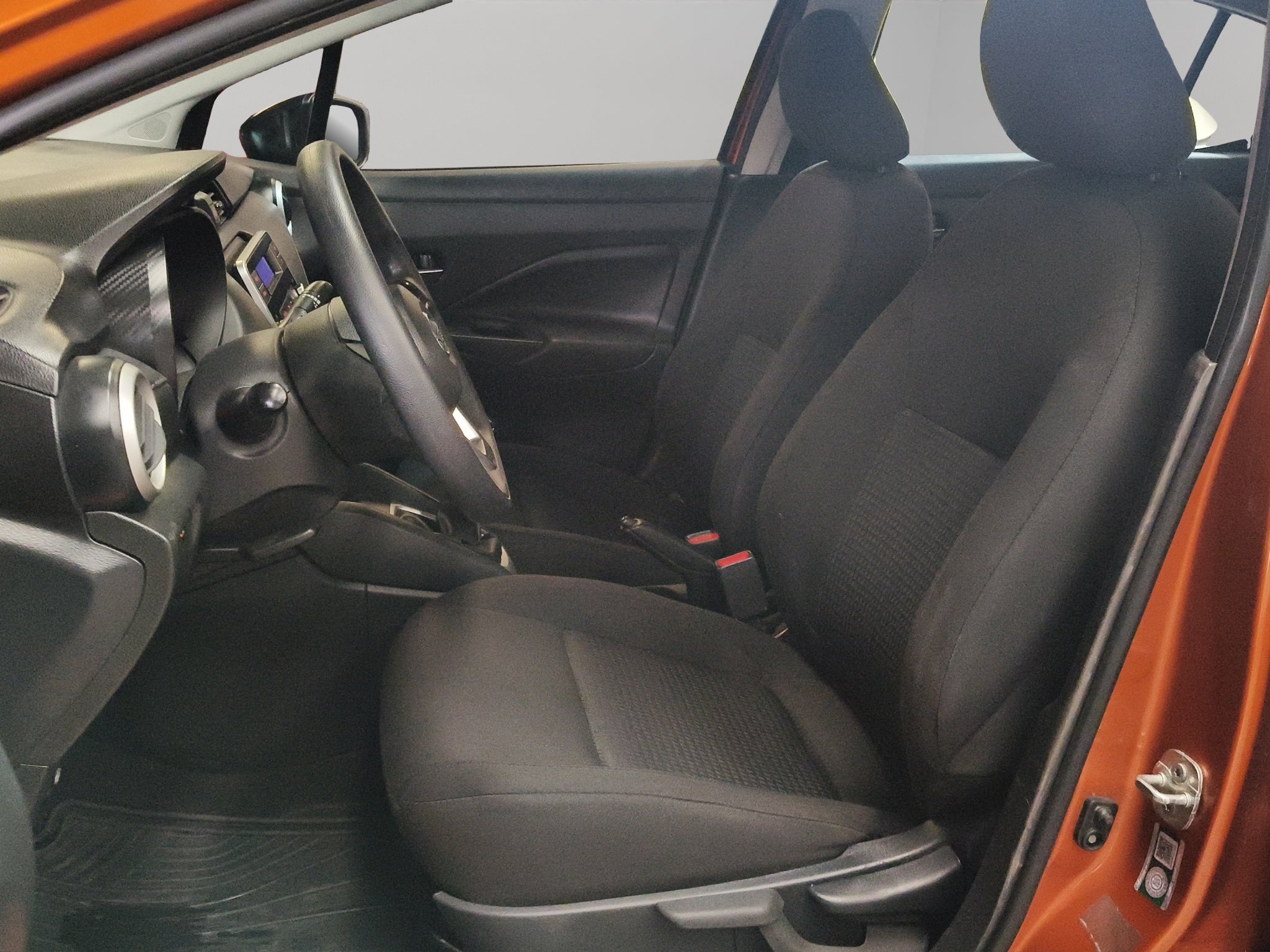 2022 Nissan Versa 4 pts. Sense, TM5, a/ac., VE, R-15 (línea anterior)