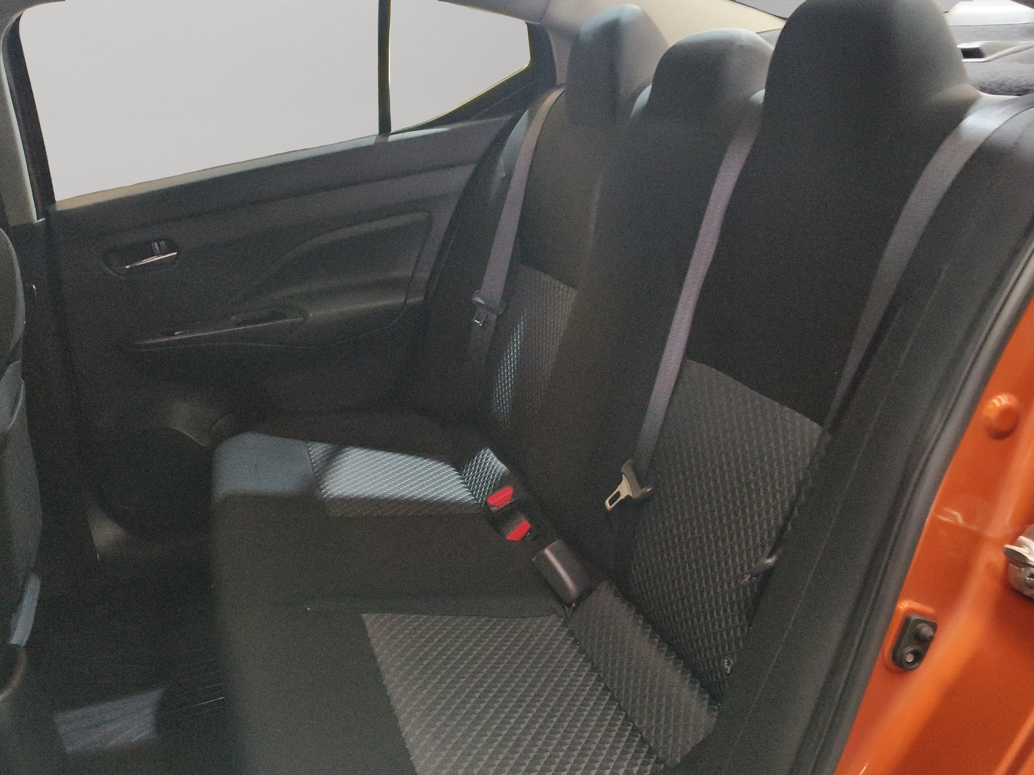 2022 Nissan Versa 4 pts. Sense, TM5, a/ac., VE, R-15 (línea anterior)