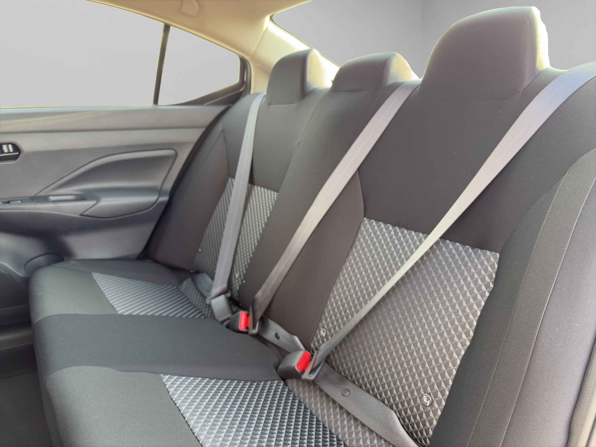 2024 Nissan Versa 4 pts. Sense, CVT, a/ac., R-15