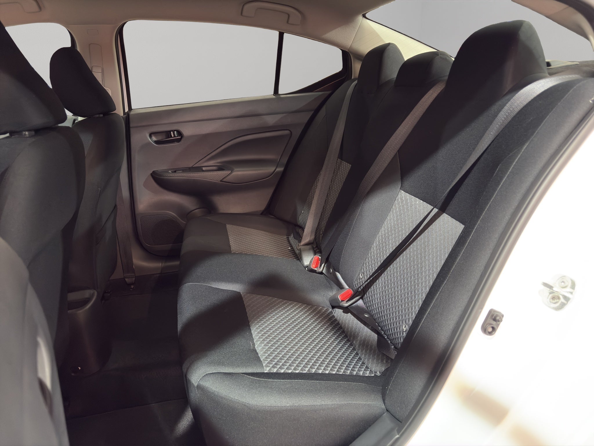 2024 Nissan Versa 4 pts. Sense, TM5, a/ac., R-15