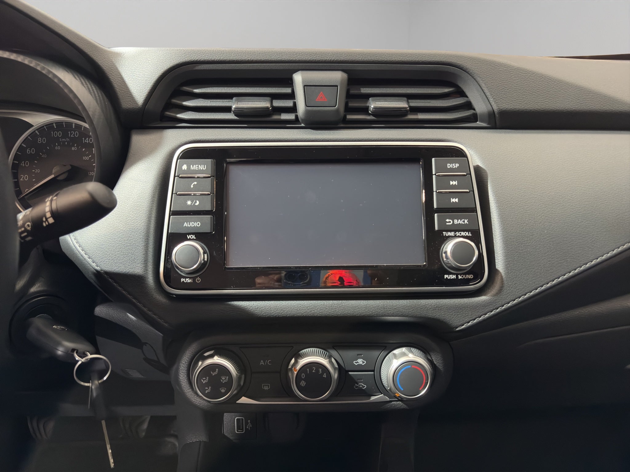 2024 Nissan Versa 4 pts. Sense, TM5, a/ac., R-15