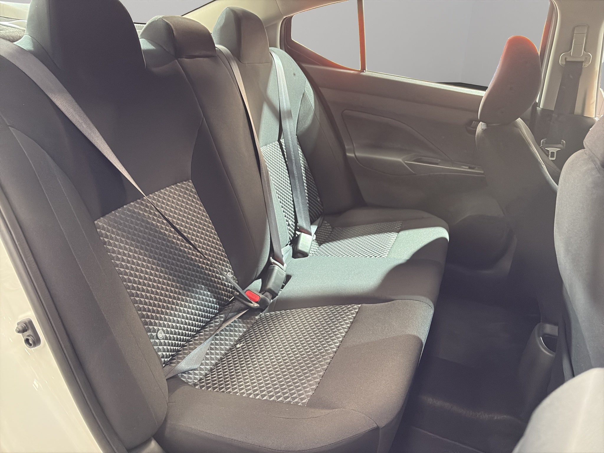 2024 Nissan Versa 4 pts. Sense, TM5, a/ac., R-15