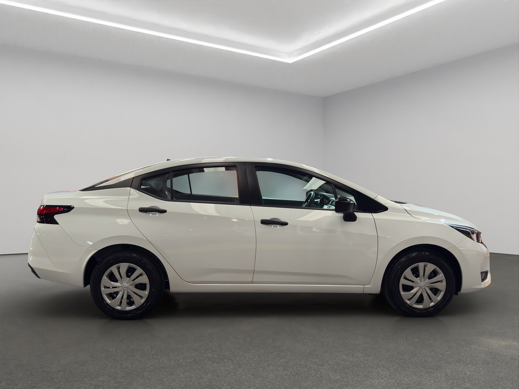 2024 Nissan Versa 4 pts. Sense, TM5, a/ac., R-15