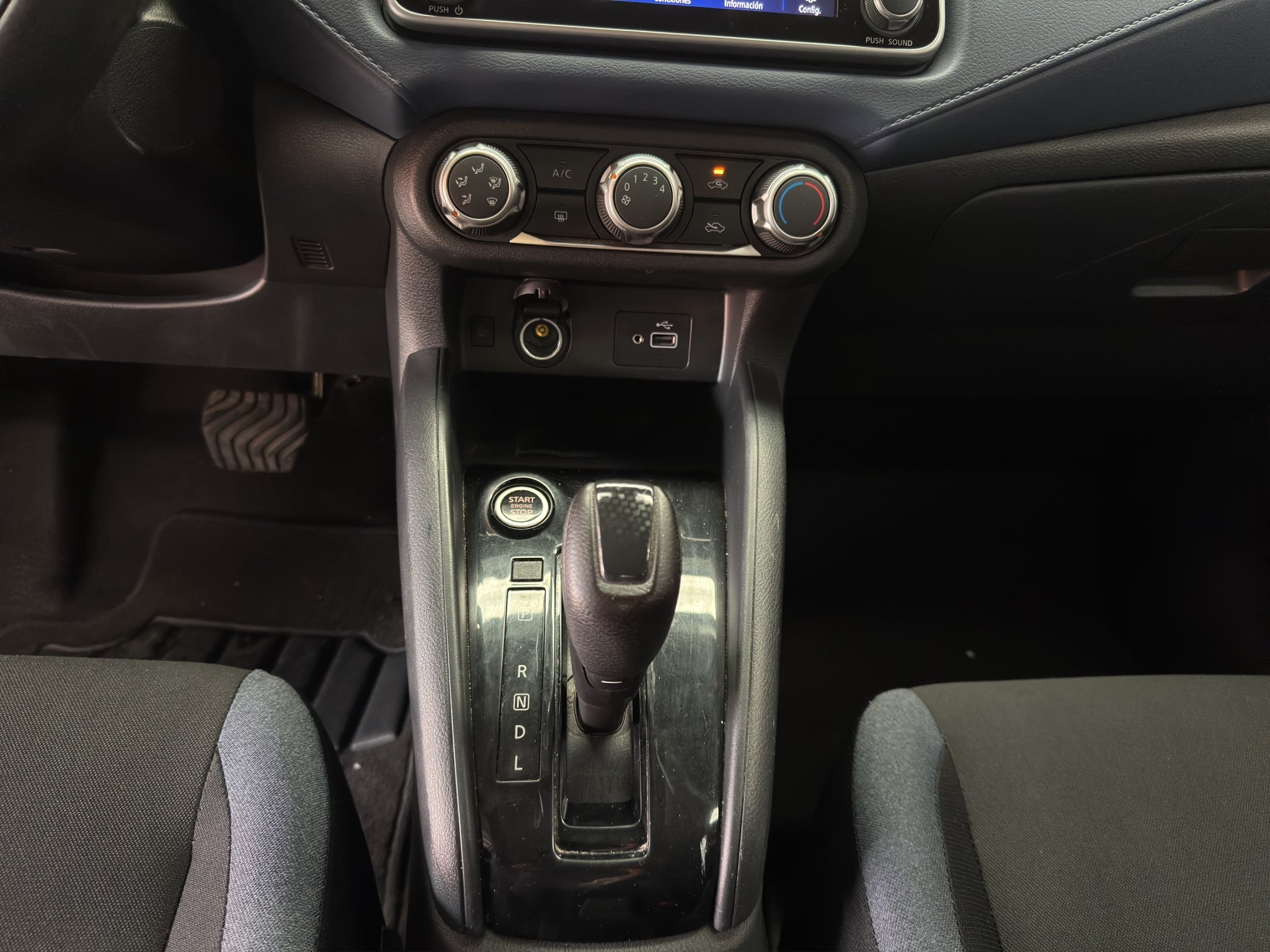 2024 Nissan Versa 4 pts. Advance, CVT, a/ac., f. niebla, RA-16