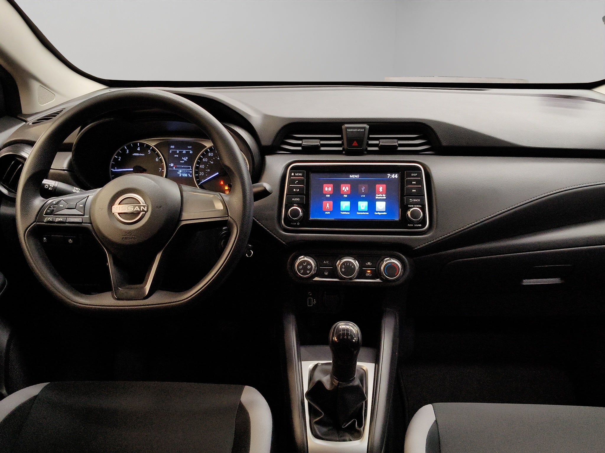 2025 Nissan Versa 4 pts. Sense, TM5, a/ac., R-15 (línea anterior)