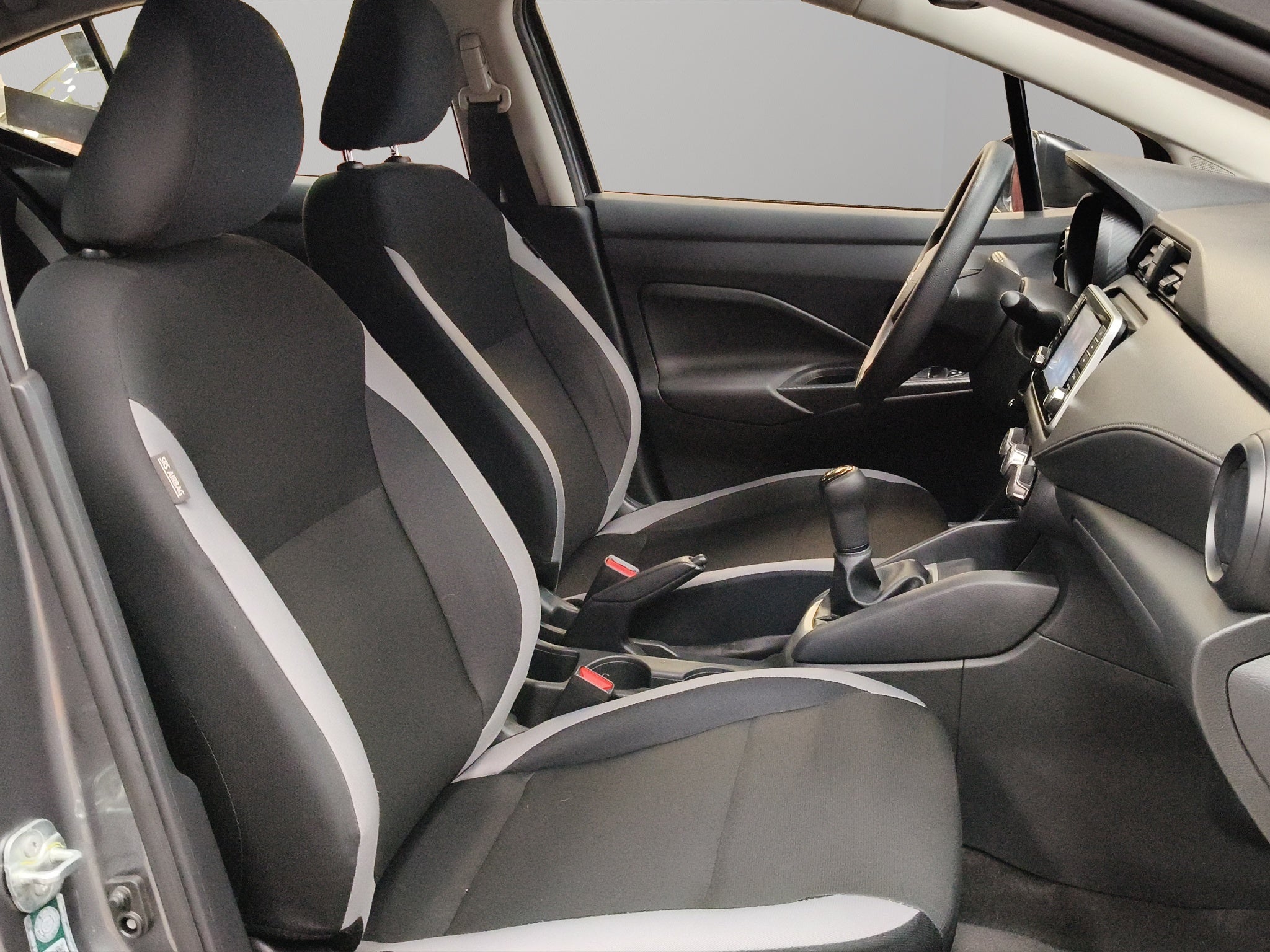 2025 Nissan Versa 4 pts. Sense, TM5, a/ac., R-15 (línea anterior)
