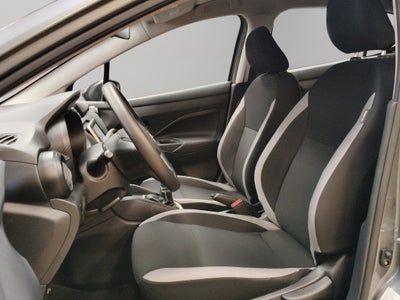 2025 Nissan Versa 4 pts. Sense, TM5, a/ac., R-15 (línea anterior)