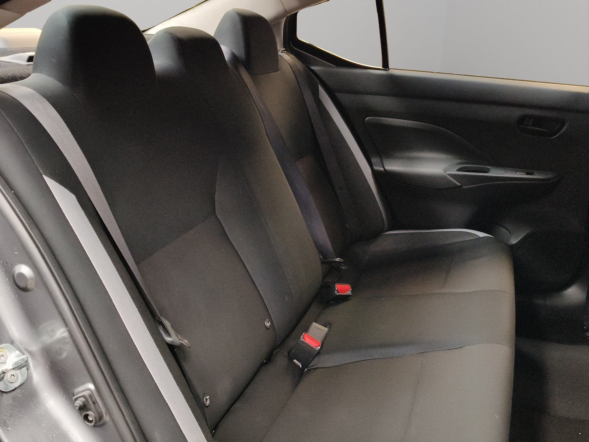 2025 Nissan Versa 4 pts. Sense, TM5, a/ac., R-15 (línea anterior)
