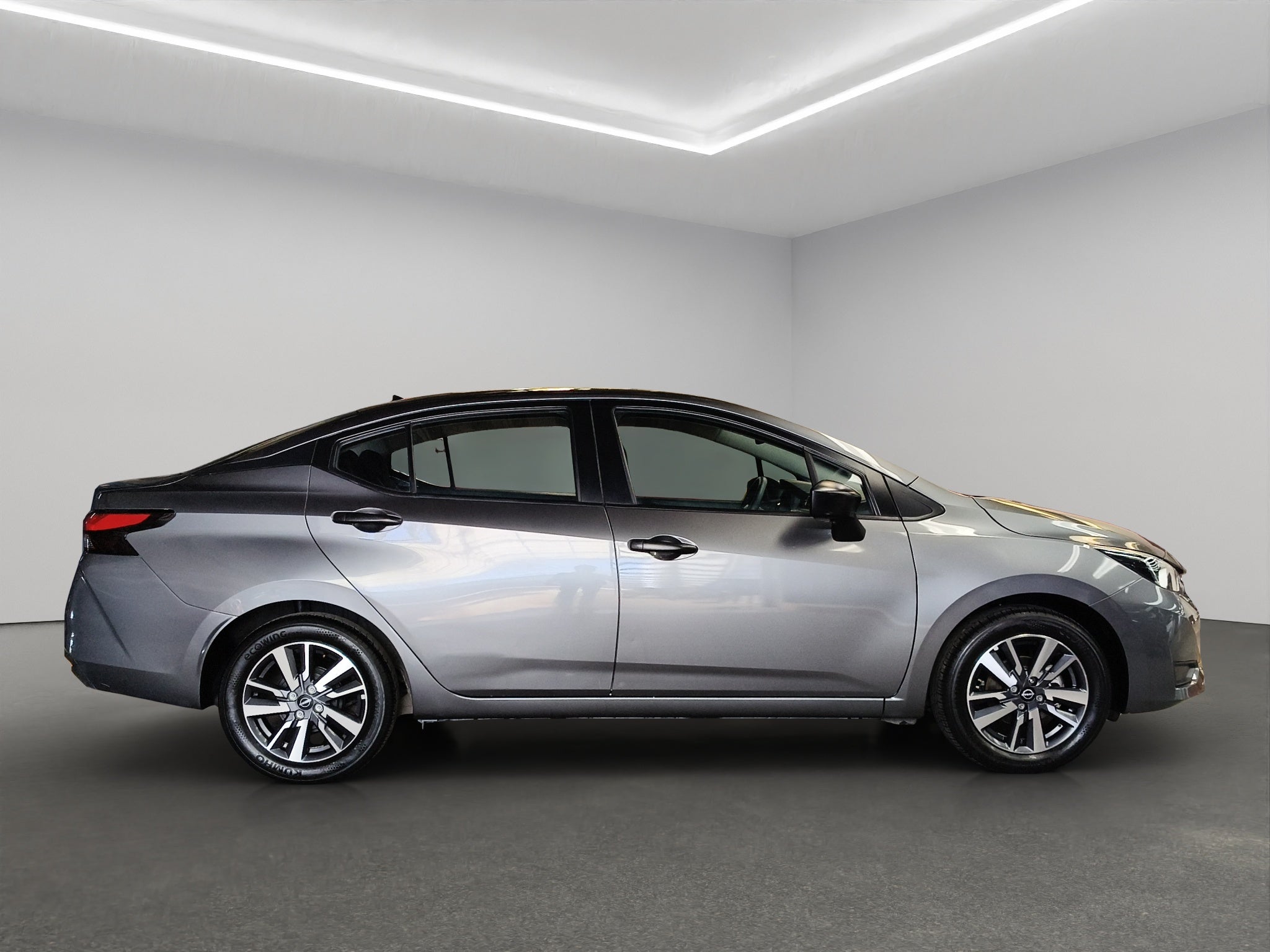 2025 Nissan Versa 4 pts. Sense, TM5, a/ac., R-15 (línea anterior)
