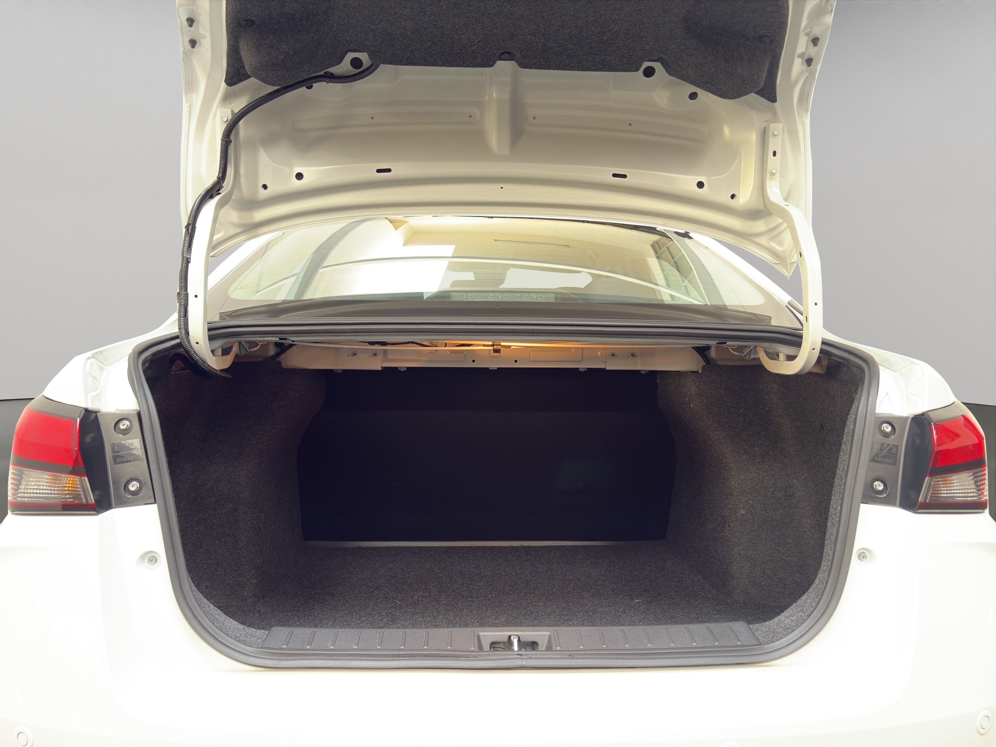 2024 Nissan Versa 4 pts. Sense, CVT, a/ac., R-15