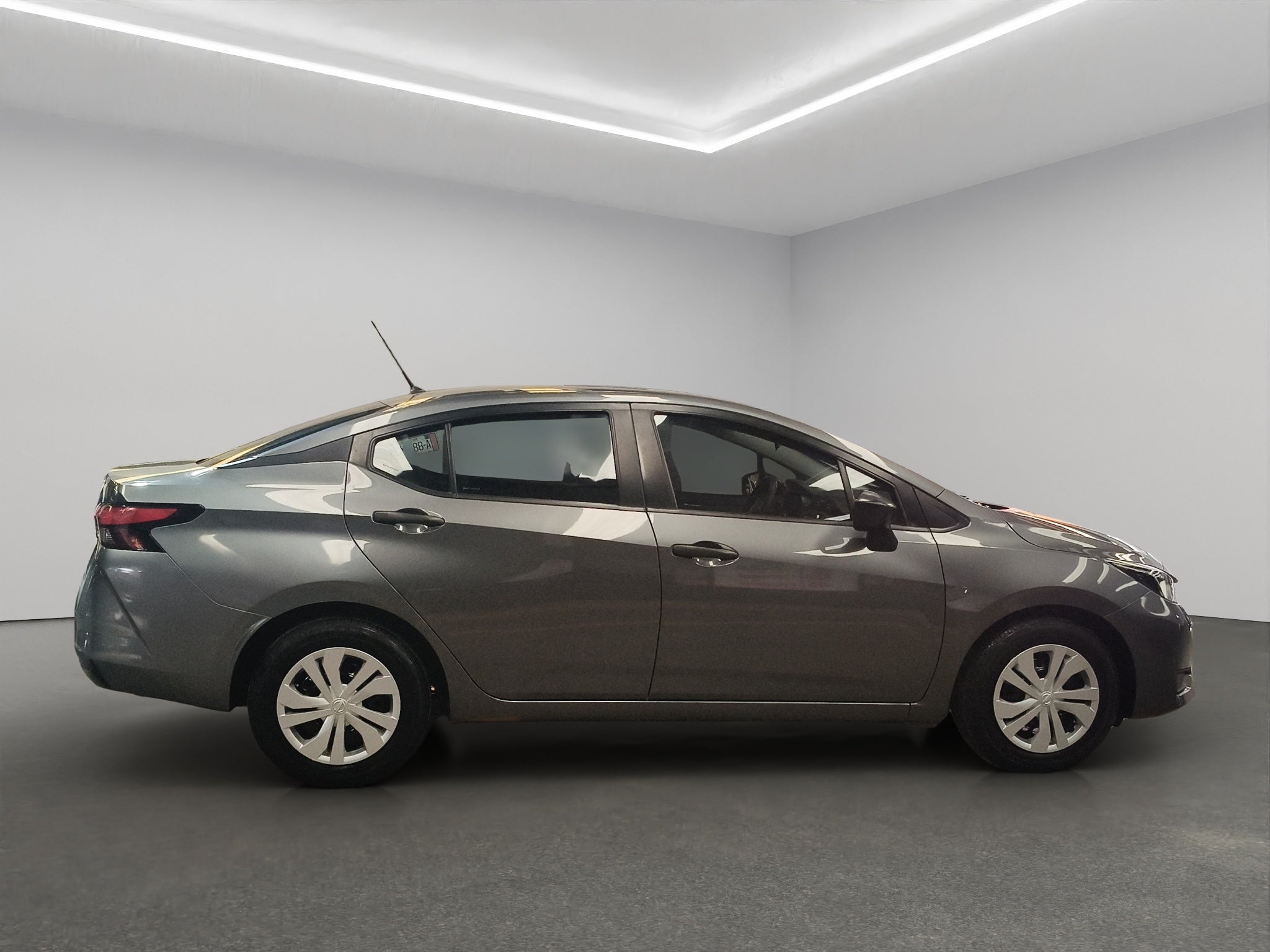 2024 Nissan Versa 4 pts. Sense, TM5, a/ac., R-15