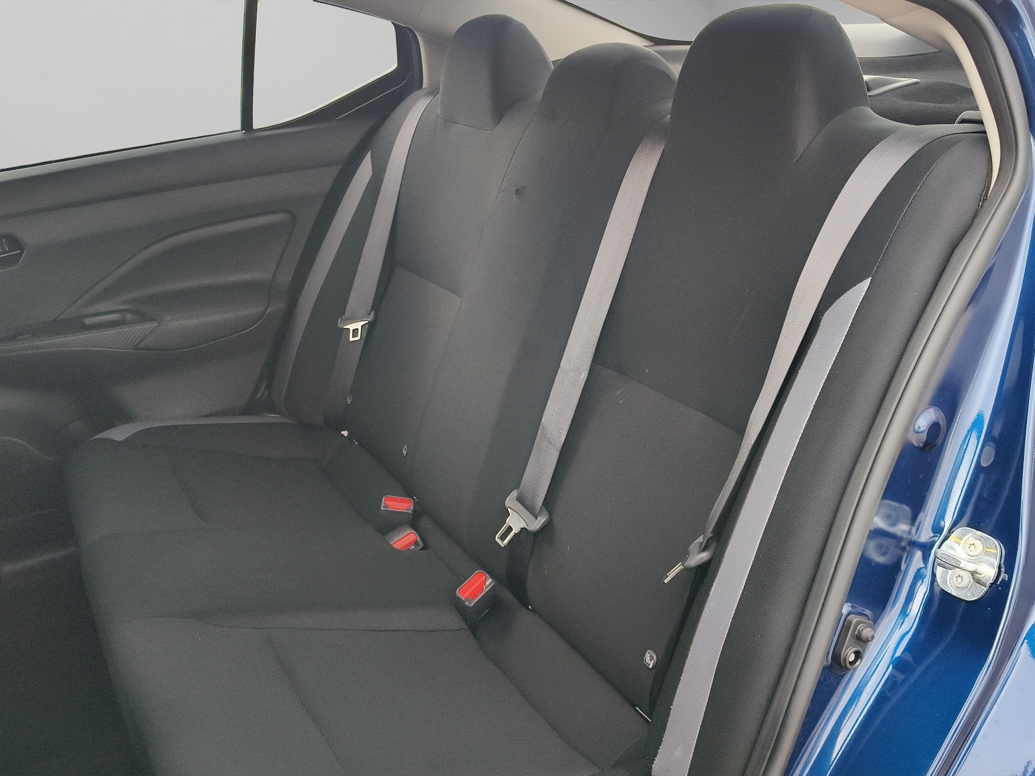 2025 Nissan Versa 4 pts. Sense, TM5, a/ac., R-15 (línea anterior)