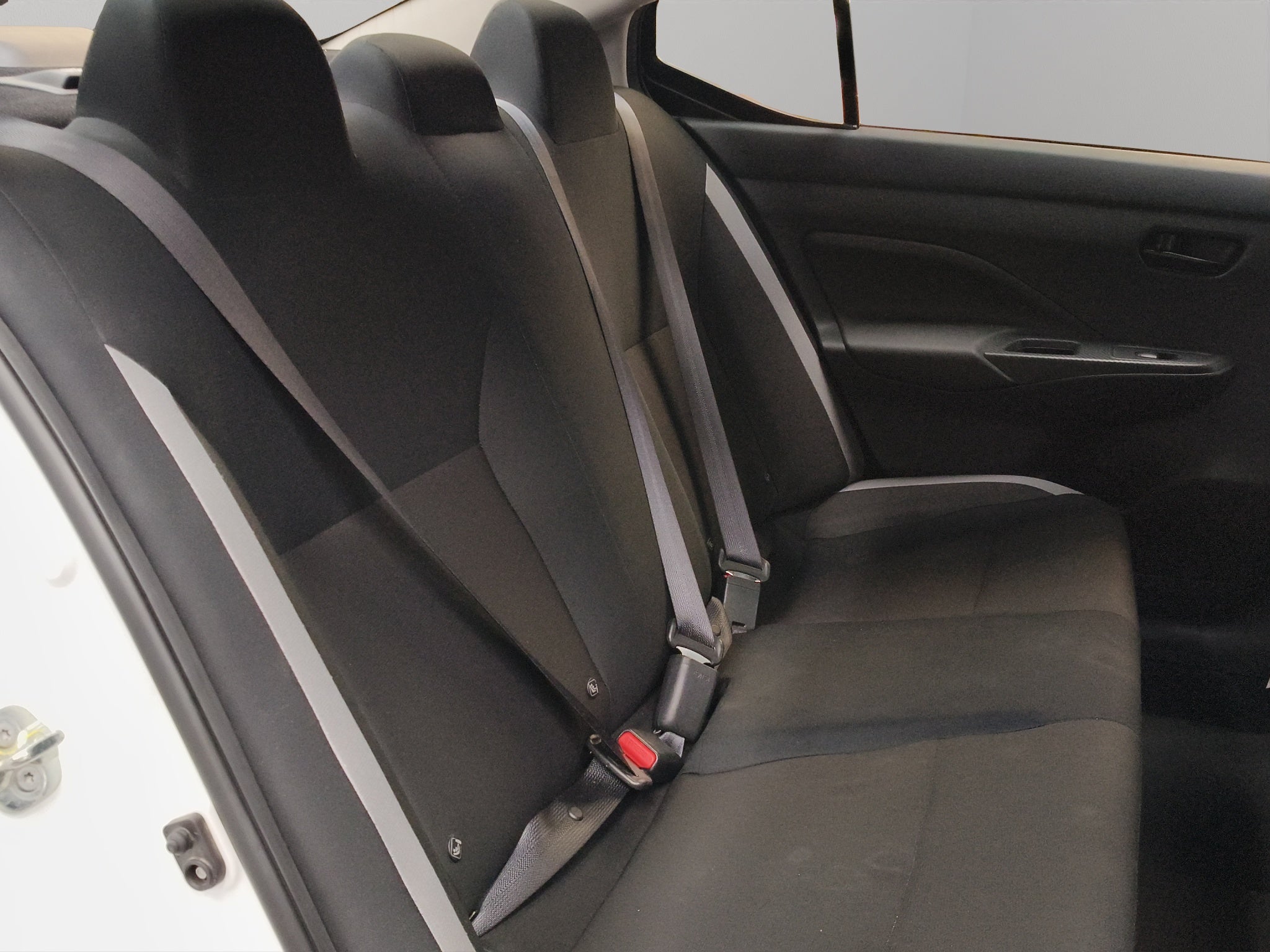 2025 Nissan Versa 4 pts. Sense, CVT, a/ac., R-15 (línea anterior)