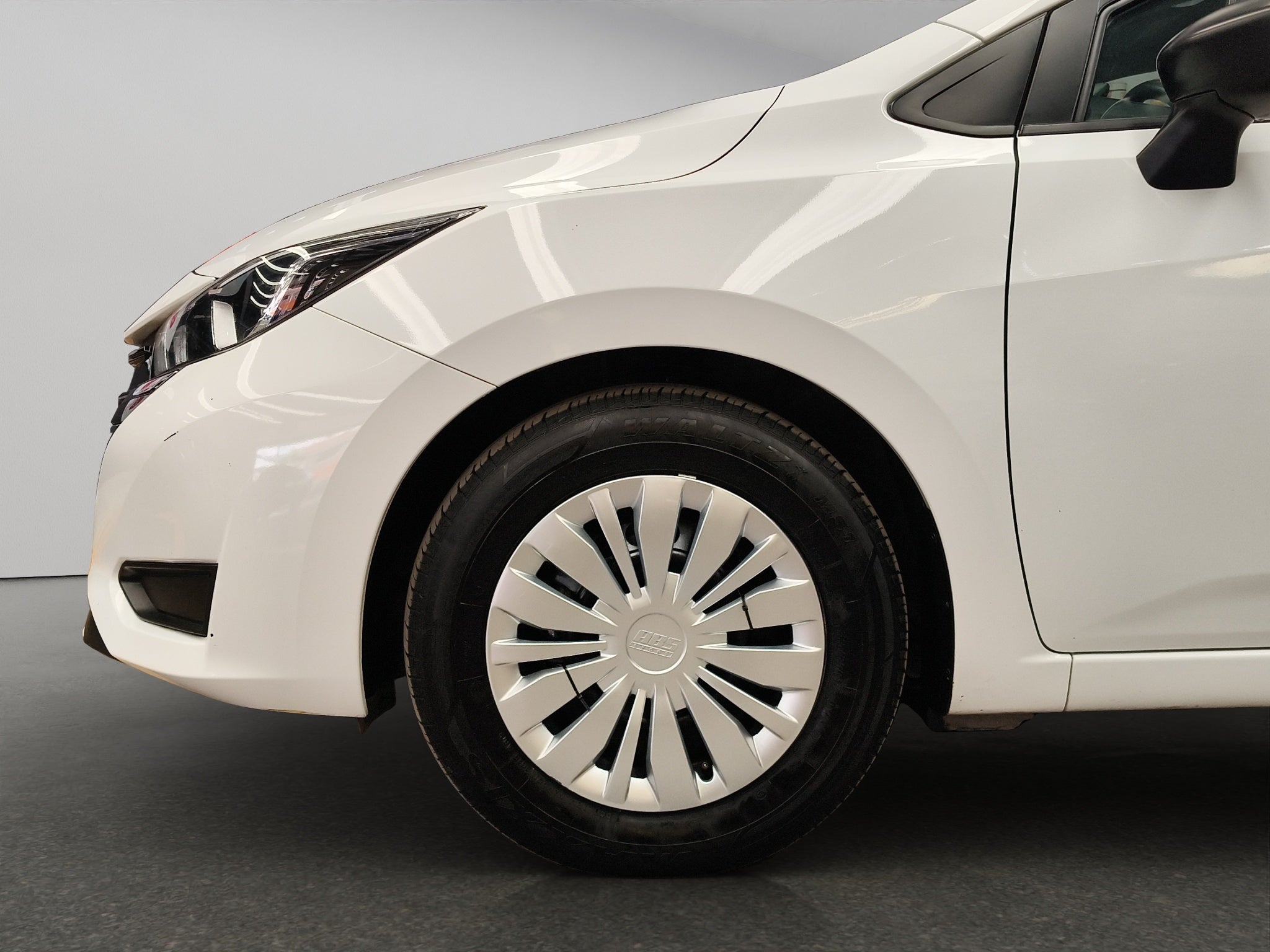 2025 Nissan Versa 4 pts. Sense, CVT, a/ac., R-15 (línea anterior)