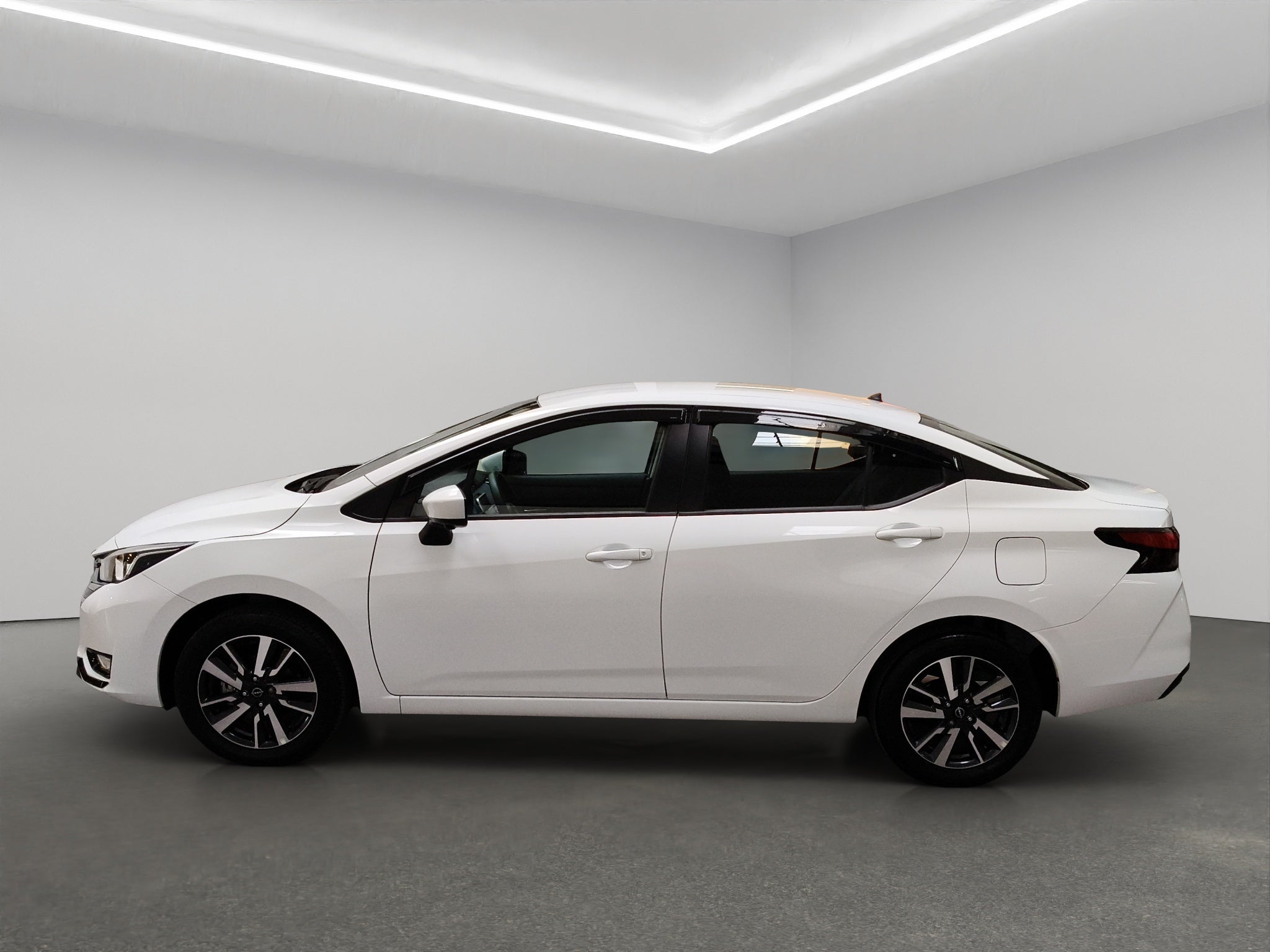 2025 Nissan Versa 4 pts. Sense, TM5, a/ac., R-15 (línea anterior)