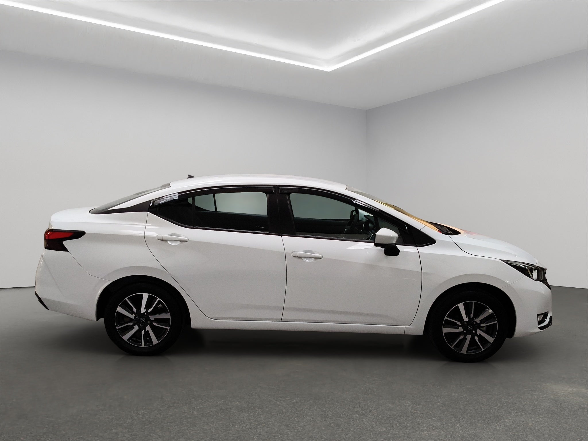 2025 Nissan Versa 4 pts. Sense, TM5, a/ac., R-15 (línea anterior)