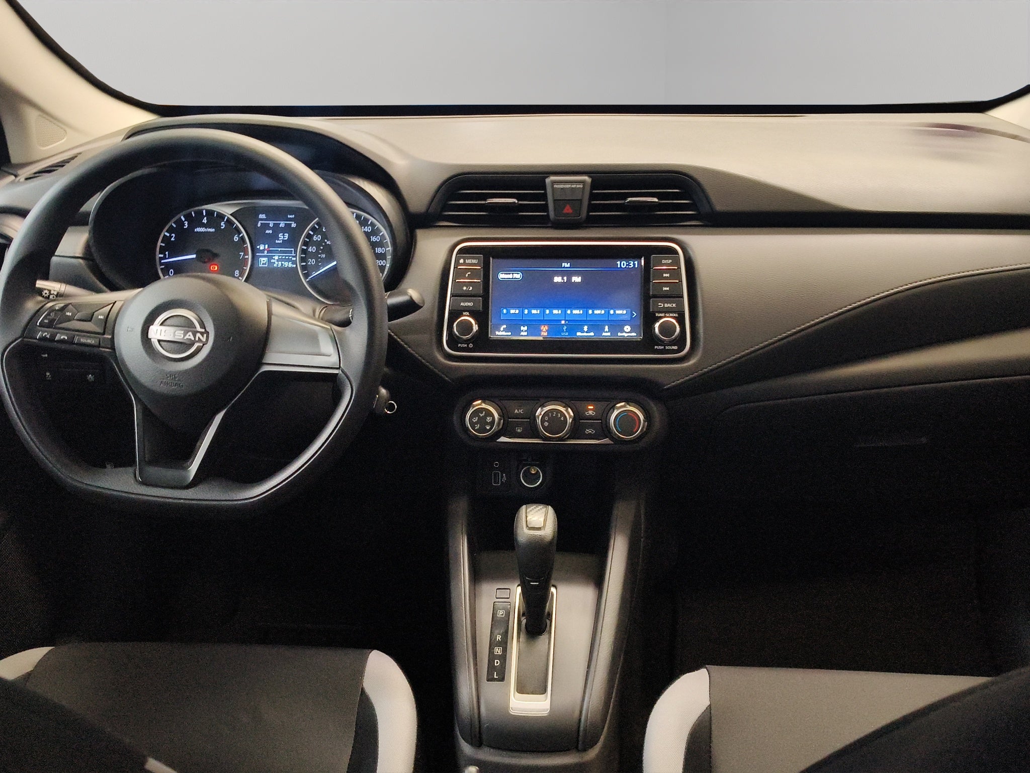 2025 Nissan Versa 4 pts. Sense, TM5, a/ac., R-15 (línea anterior)