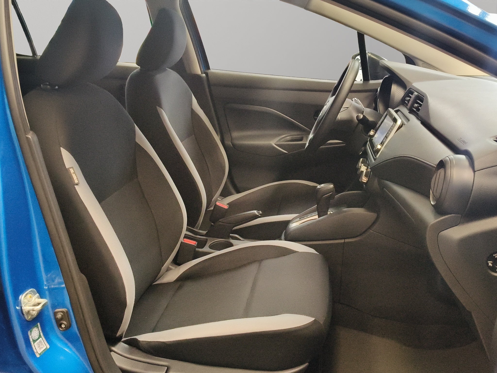 2025 Nissan Versa 4 pts. Sense, TM5, a/ac., R-15 (línea anterior)