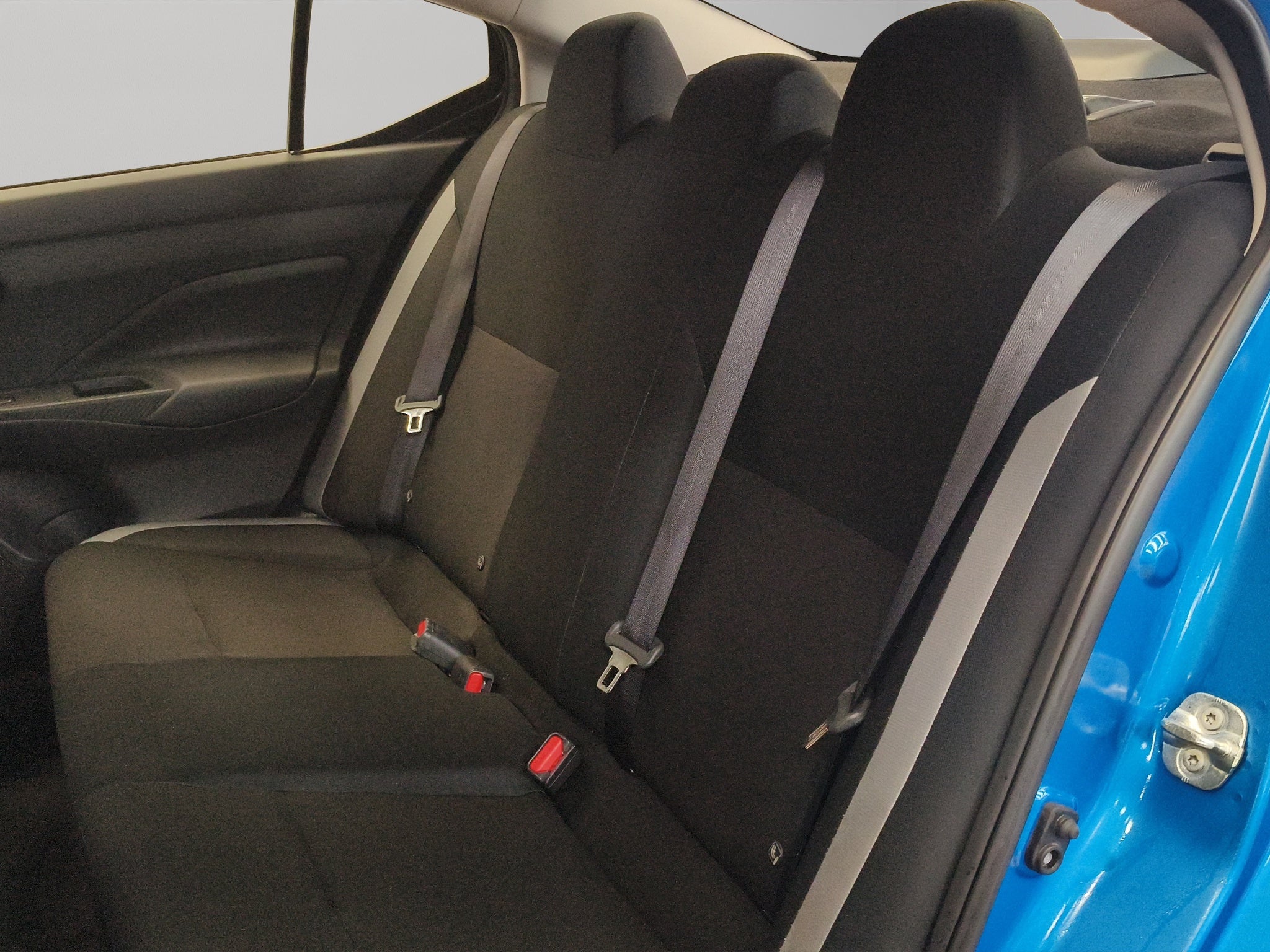 2025 Nissan Versa 4 pts. Sense, TM5, a/ac., R-15 (línea anterior)