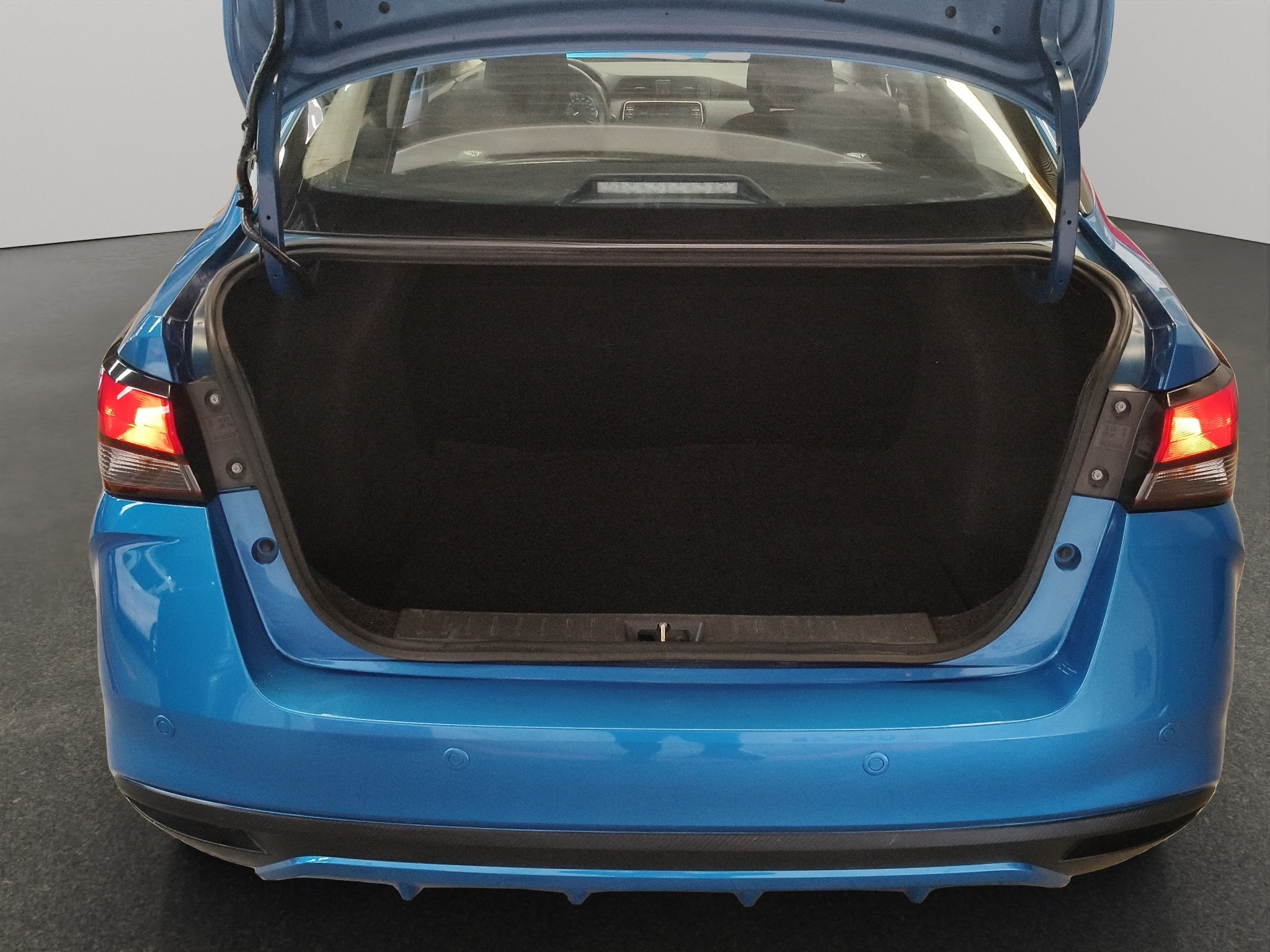 2025 Nissan Versa 4 pts. Sense, TM5, a/ac., R-15 (línea anterior)