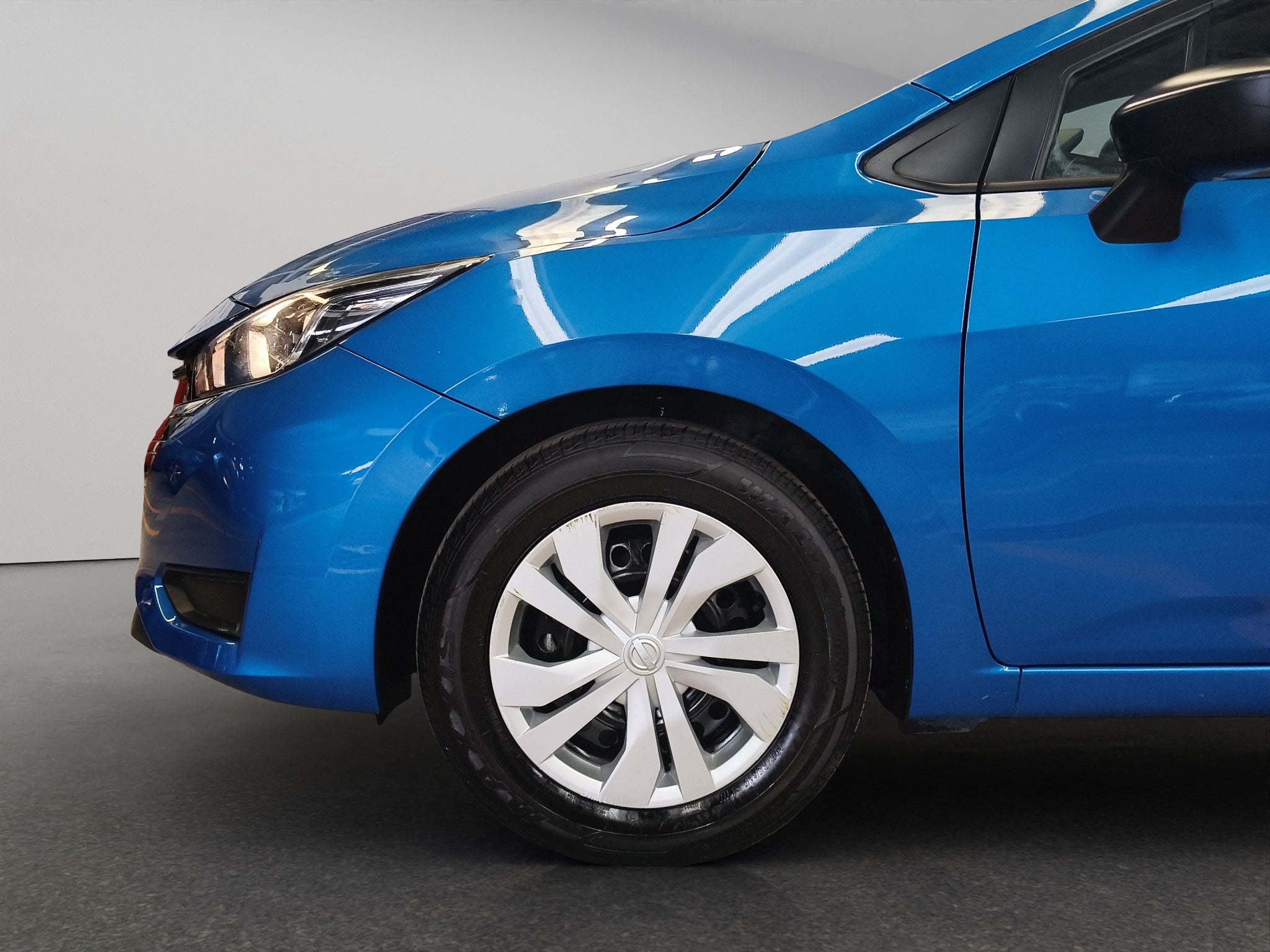 2025 Nissan Versa 4 pts. Sense, TM5, a/ac., R-15 (línea anterior)