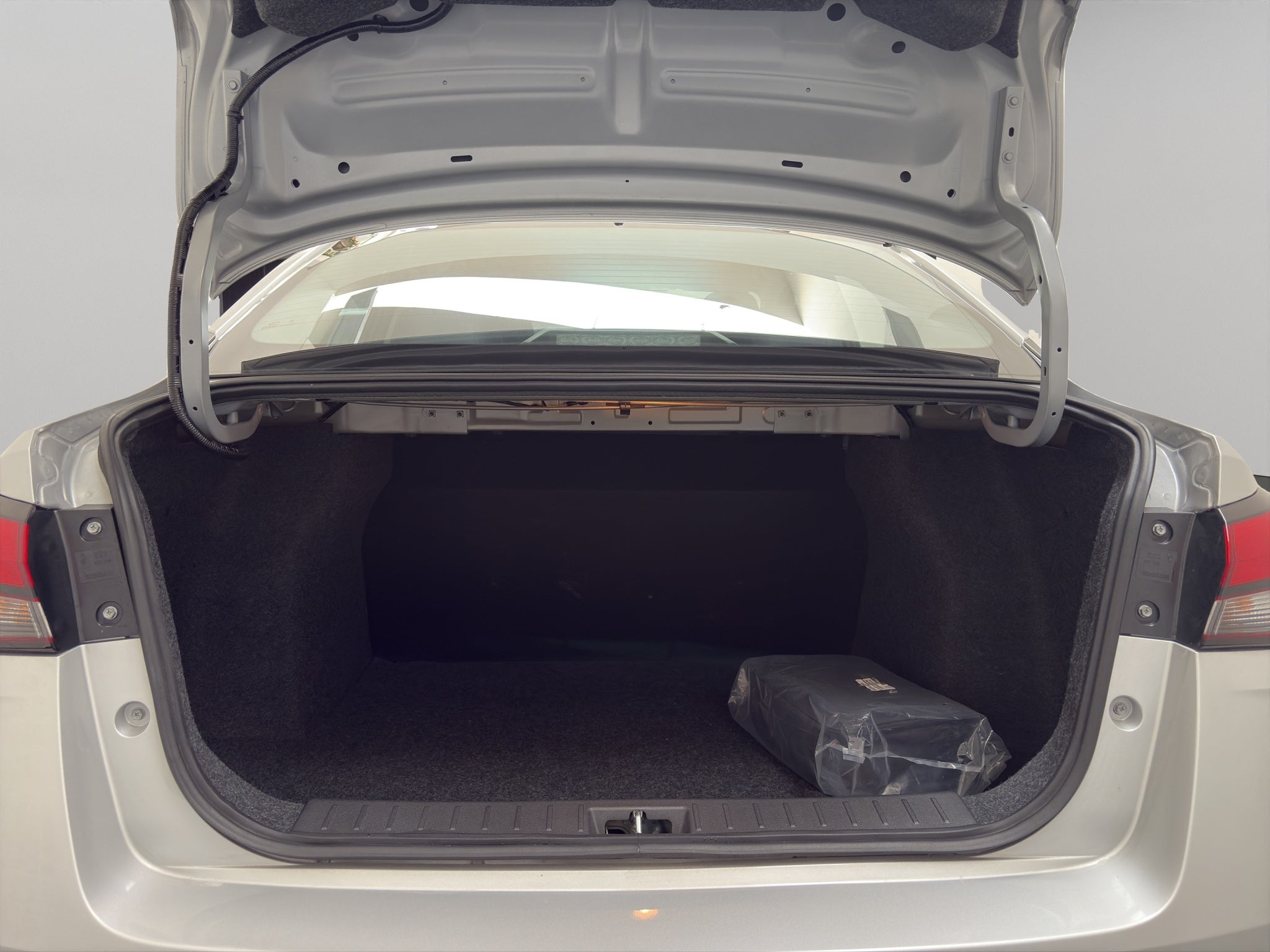 2024 Nissan Versa 4 pts. Sense, CVT, a/ac., R-15