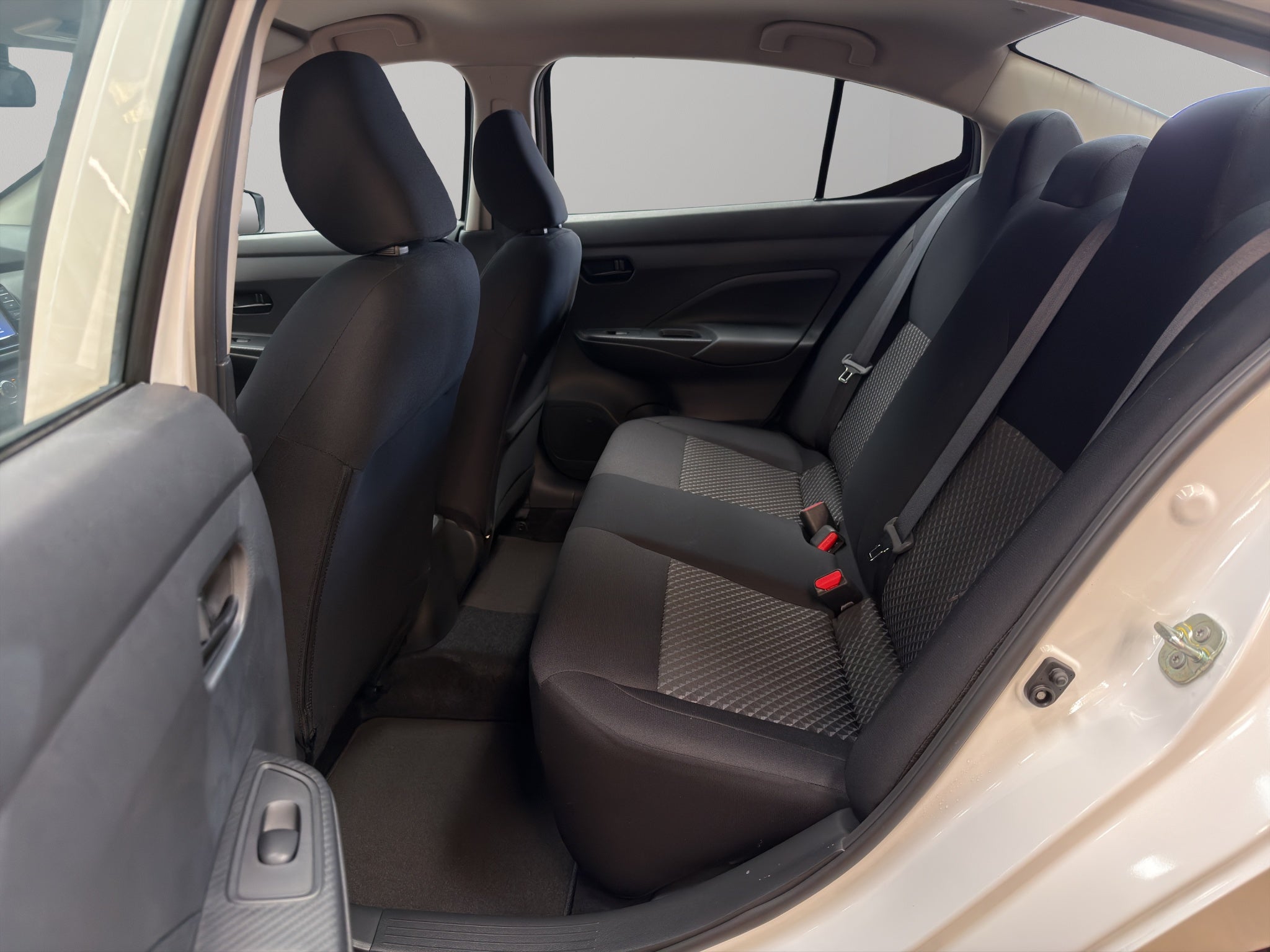 2024 Nissan Versa 4 pts. Sense, TM5, a/ac., R-15