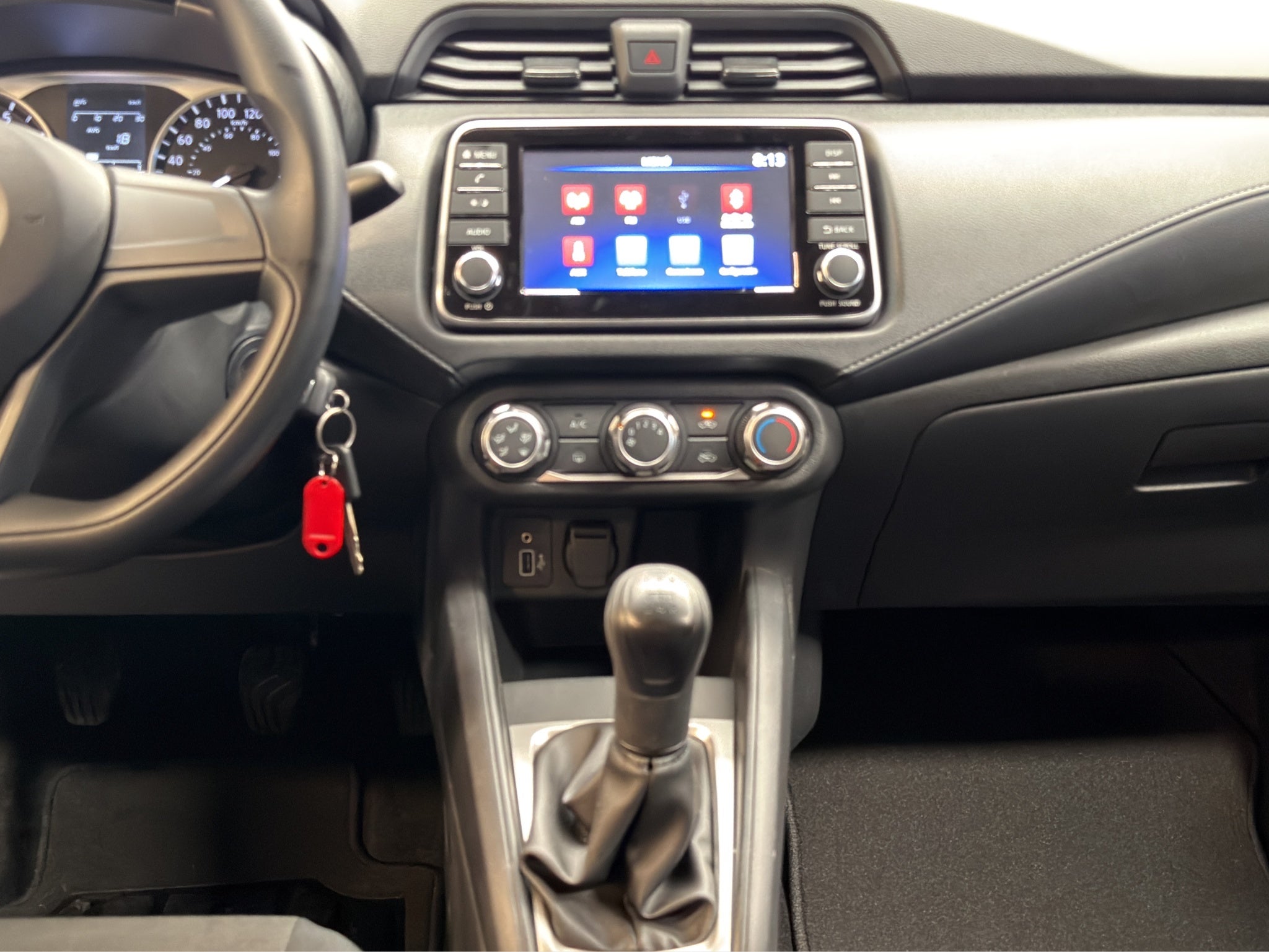 2024 Nissan Versa 4 pts. Sense, TM5, a/ac., R-15