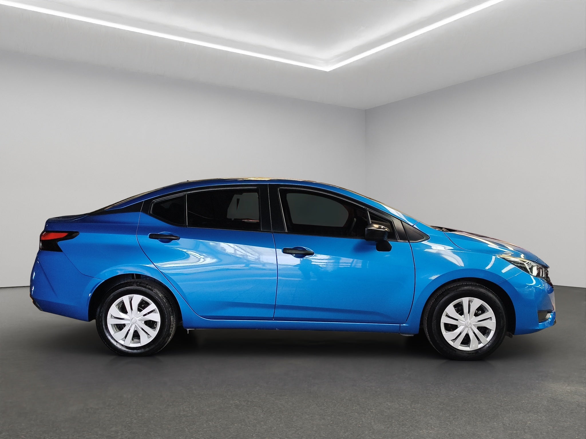 2024 Nissan Versa 4 pts. Sense, TM5, a/ac., R-15