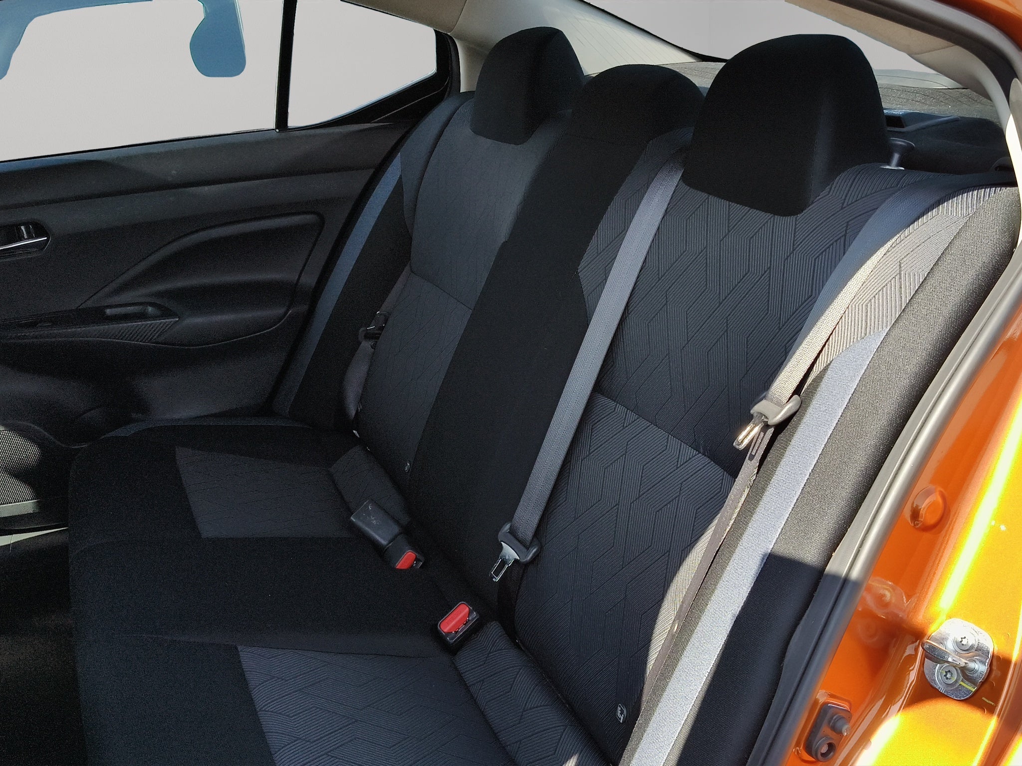 2024 Nissan Versa 4 pts. Advance, CVT, a/ac., f. niebla, RA-16