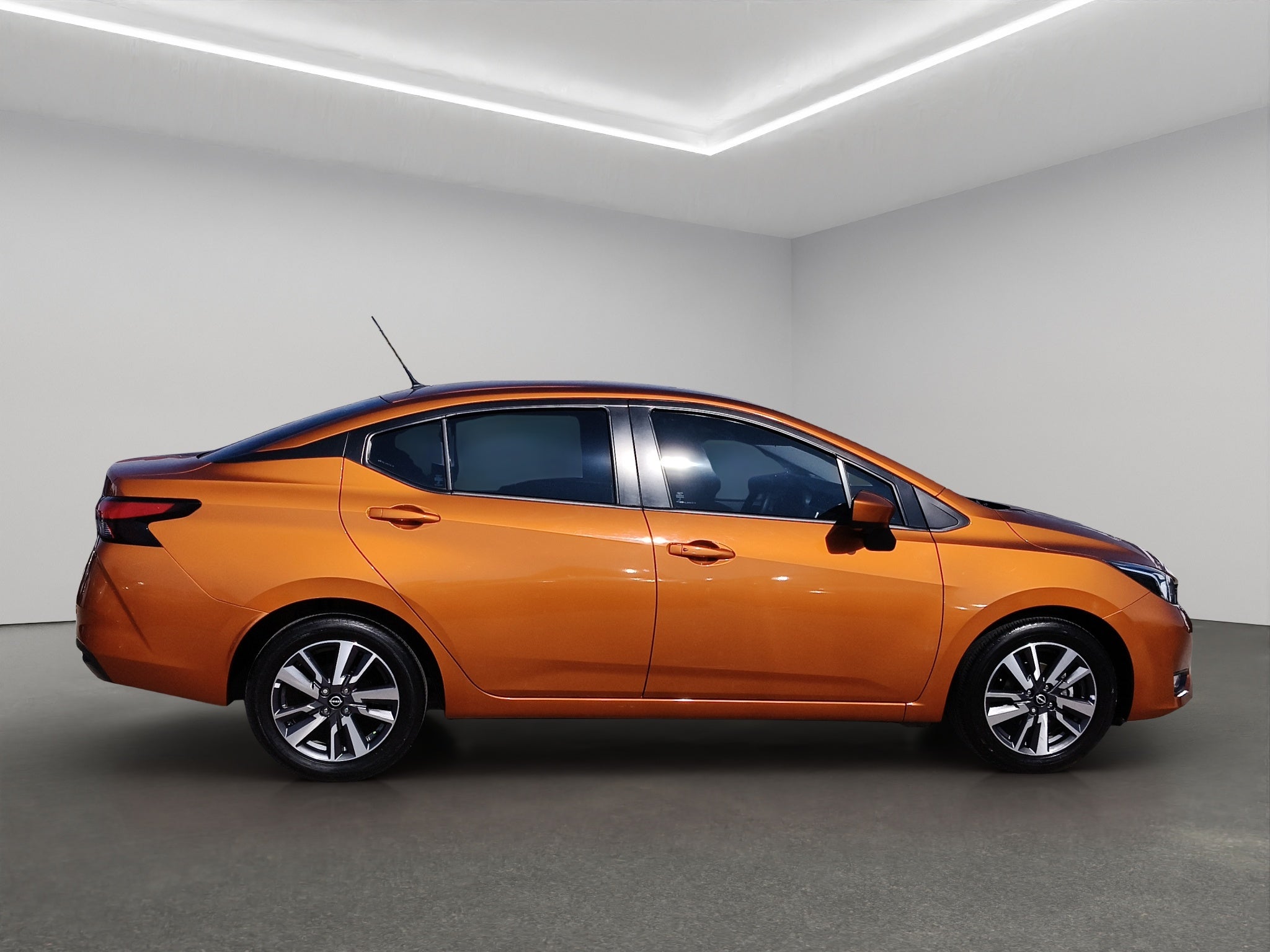 2024 Nissan Versa 4 pts. Advance, CVT, a/ac., f. niebla, RA-16