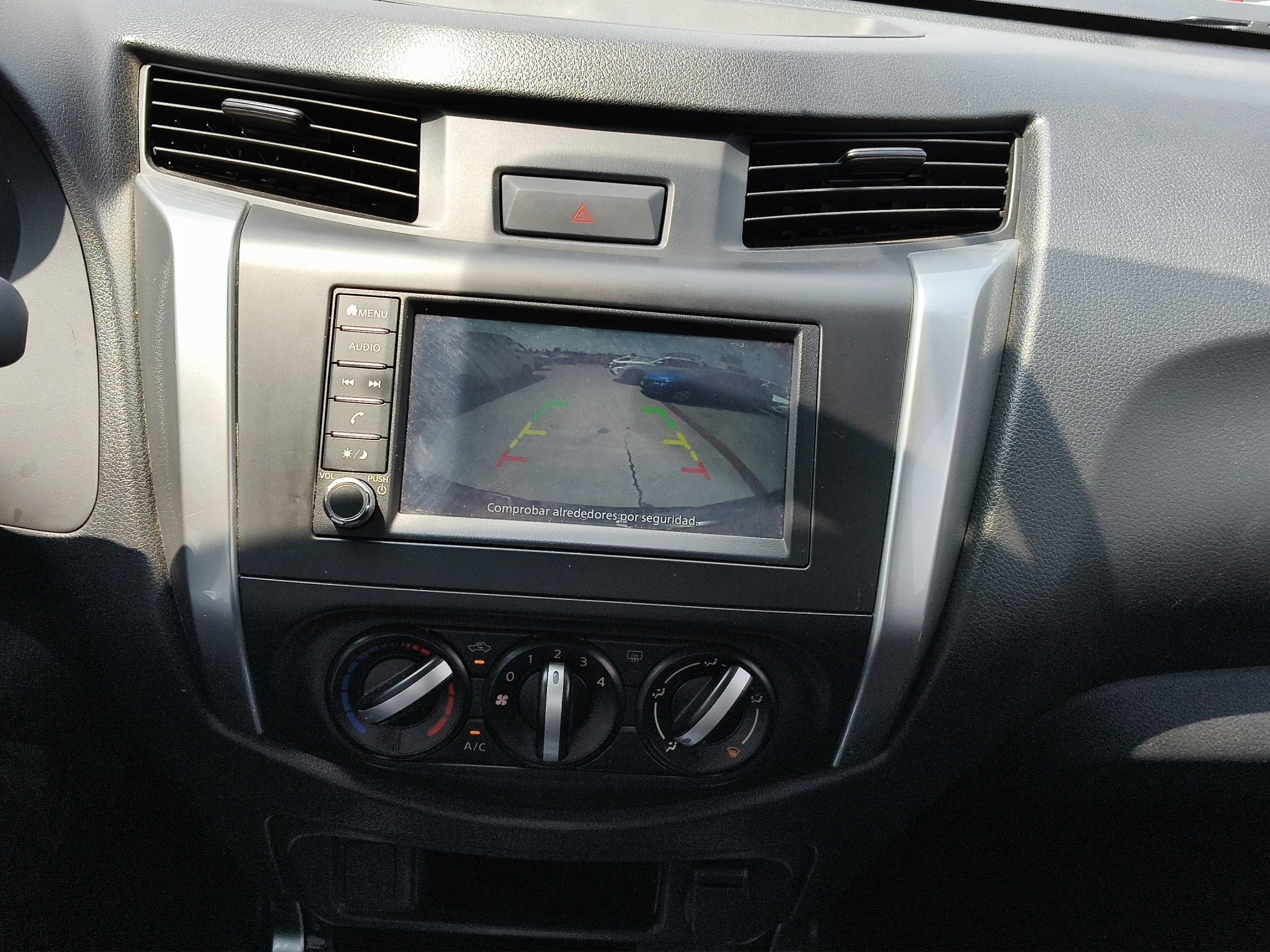 2024 Nissan Comerciales Frontier y NP 300 Frontier Pick-Up 4 pts, Frontier LE, Doble Cab., L4, 2.5l, TA, a/ac, VE, estribos, RA-17
