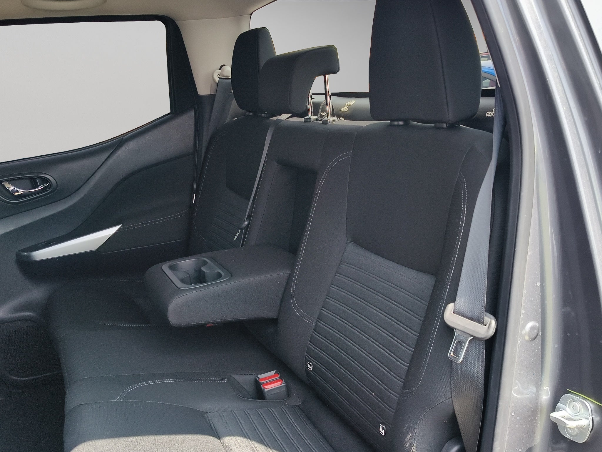 2024 Nissan Comerciales Frontier y NP 300 Frontier Pick-Up 4 pts, Frontier LE, Doble Cab., L4, 2.5l, TA, a/ac, VE, estribos, RA-17