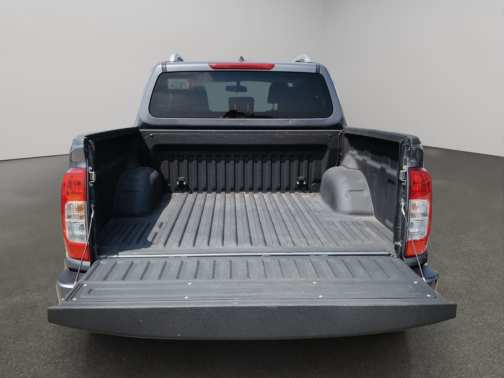 2024 Nissan Comerciales Frontier y NP 300 Frontier Pick-Up 4 pts, Frontier LE, Doble Cab., L4, 2.5l, TA, a/ac, VE, estribos, RA-17