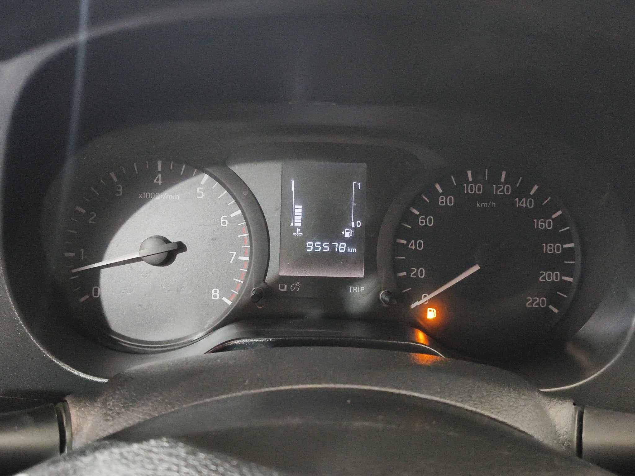 2020 Nissan Comerciales NP300 4 pts. SE, Pick-Up, Doble Cab., TM6, a/ac., VE, CD (línea anterior)