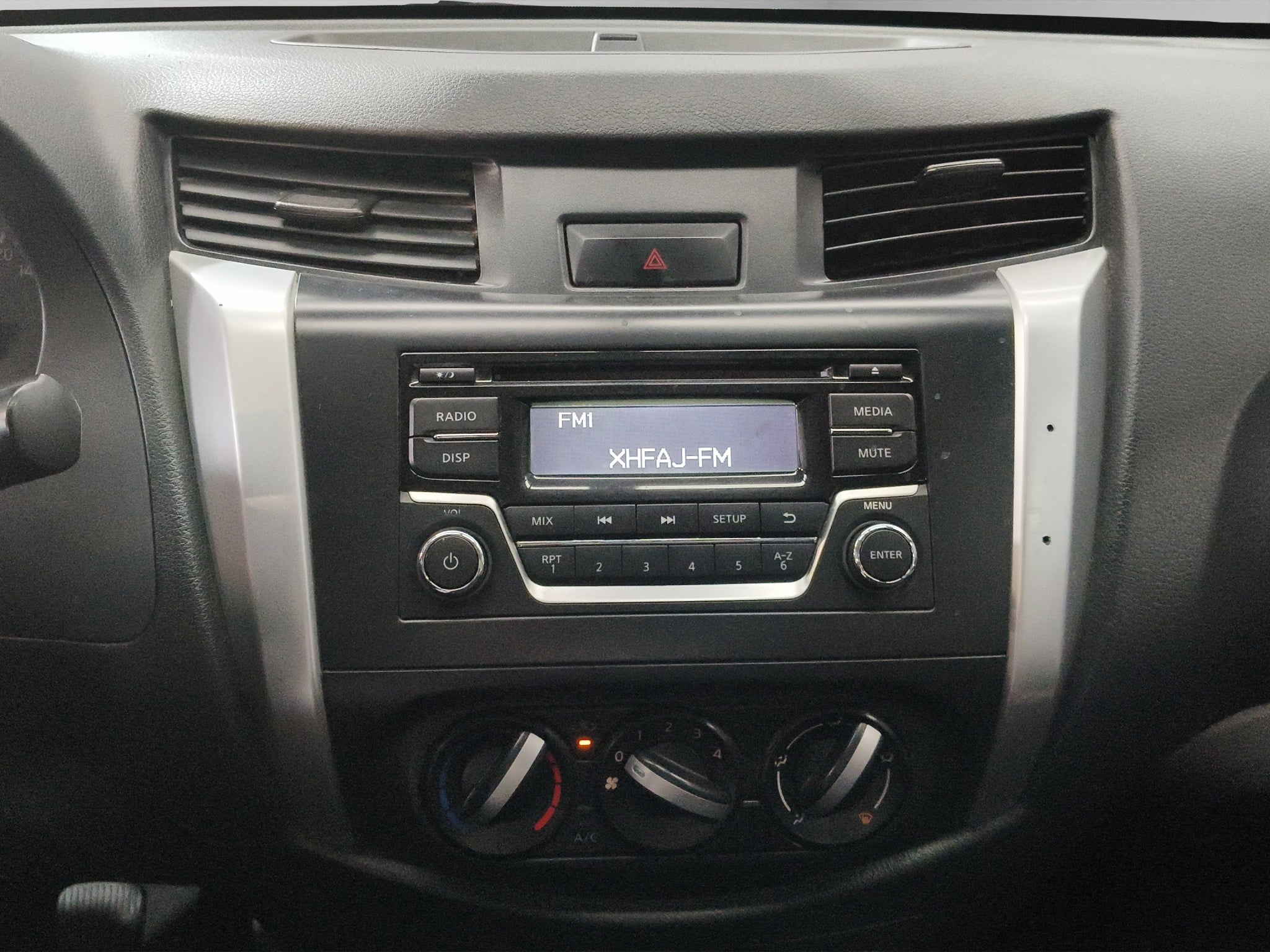 2020 Nissan Comerciales NP300 4 pts. SE, Pick-Up, Doble Cab., TM6, a/ac., VE, CD (línea anterior)